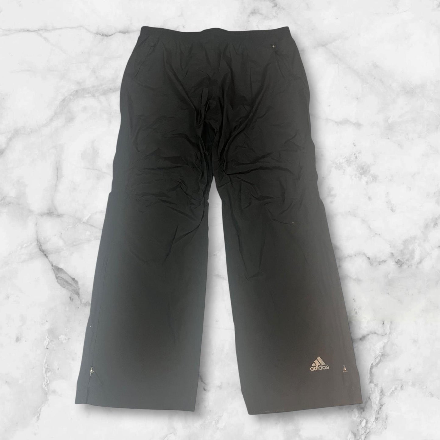 Entdecke unsere Vintage Track Pants von Nike und anderen Marken, erhältlich bei Valuxery.de - Dein Shop für trendige Vintage - Kleidung. Unsere Track Pants sind aus hochwertigen Materialien und