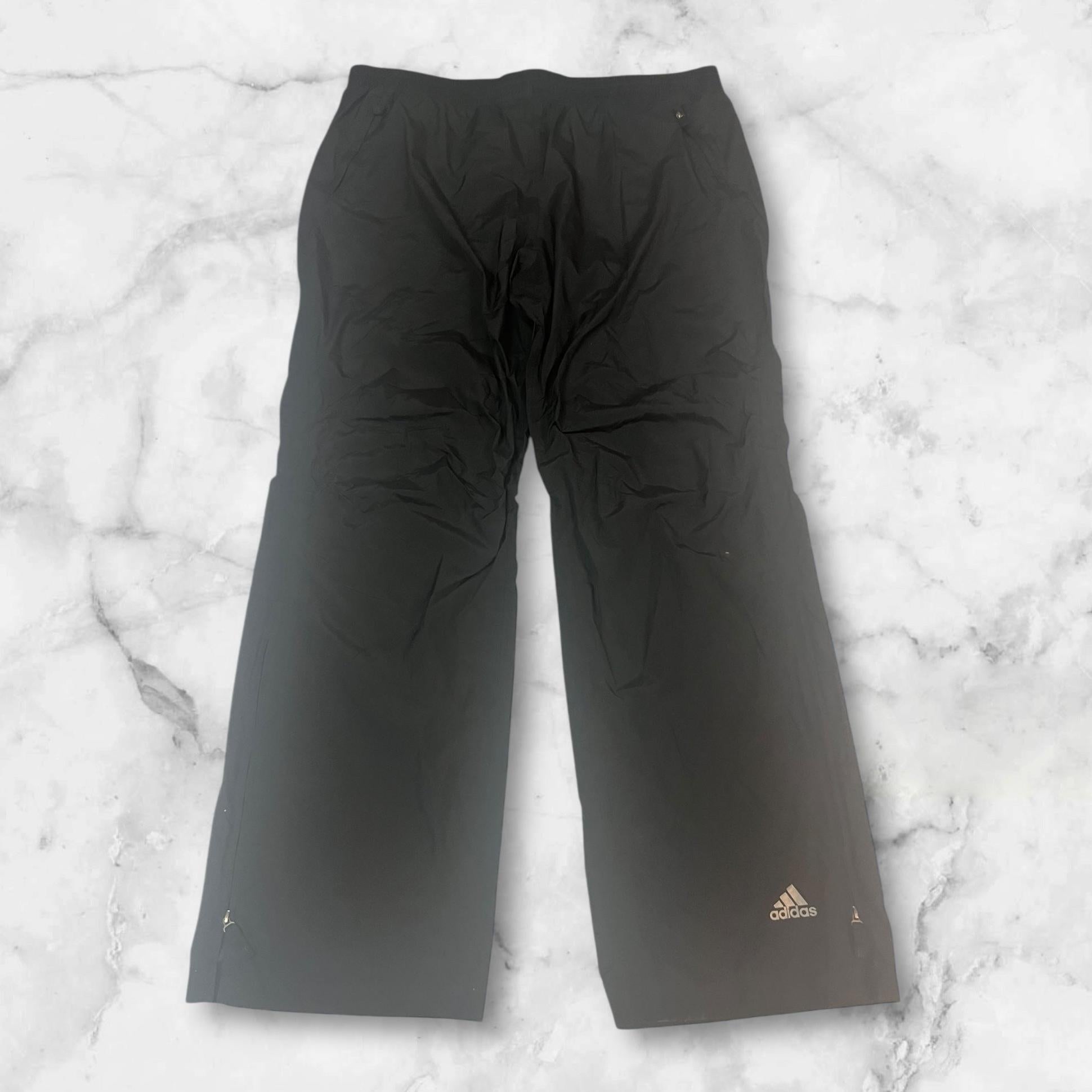 Entdecke unsere Vintage Track Pants von Nike und anderen Marken, erhältlich bei Valuxery.de - Dein Shop für trendige Vintage - Kleidung. Unsere Track Pants sind aus hochwertigen Materialien und