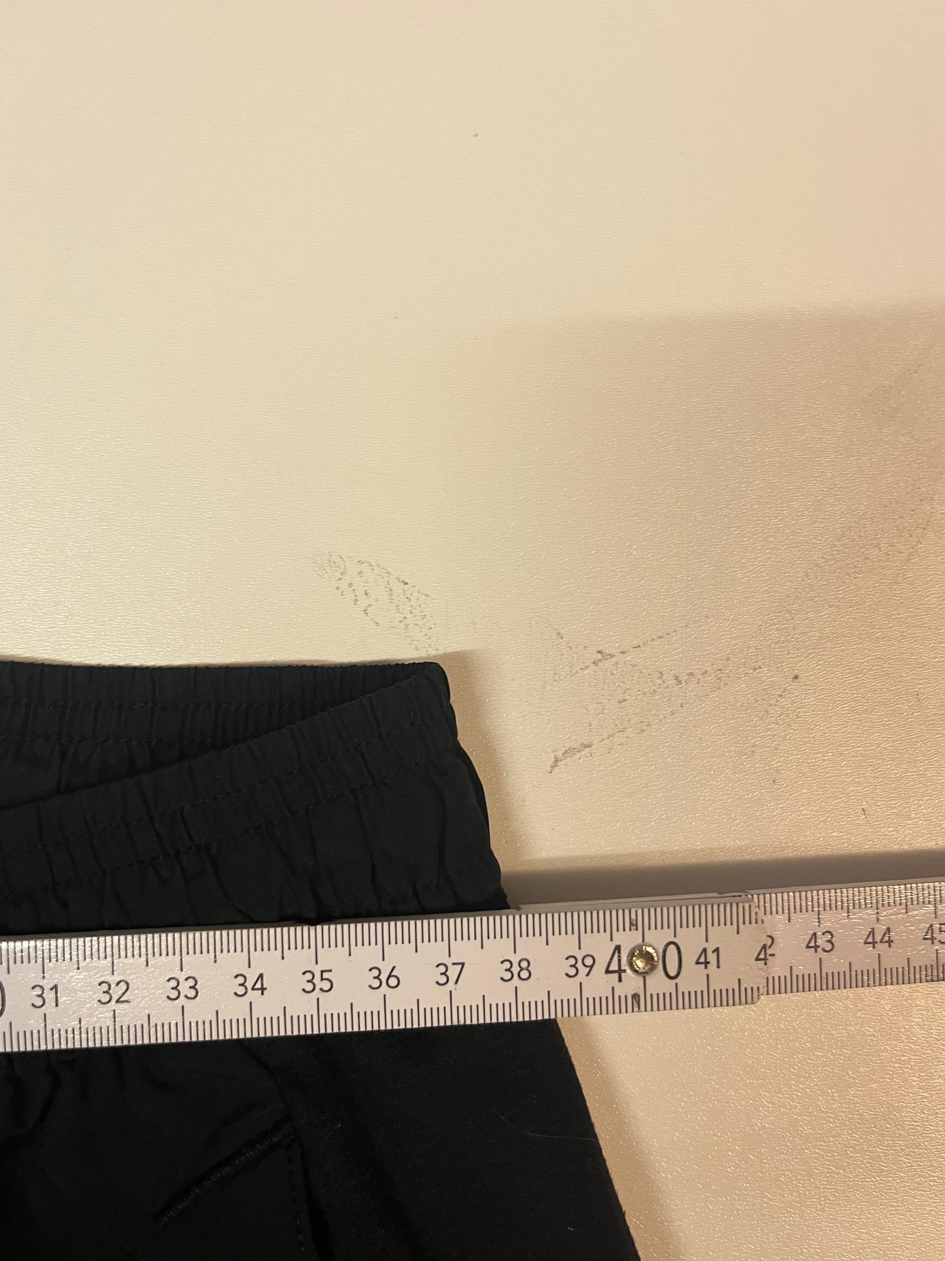 Entdecke unsere Vintage Track Pants von Nike und anderen Marken, erhältlich bei Valuxery.de - Dein Shop für trendige Vintage - Kleidung. Unsere Track Pants sind aus hochwertigen Materialien und