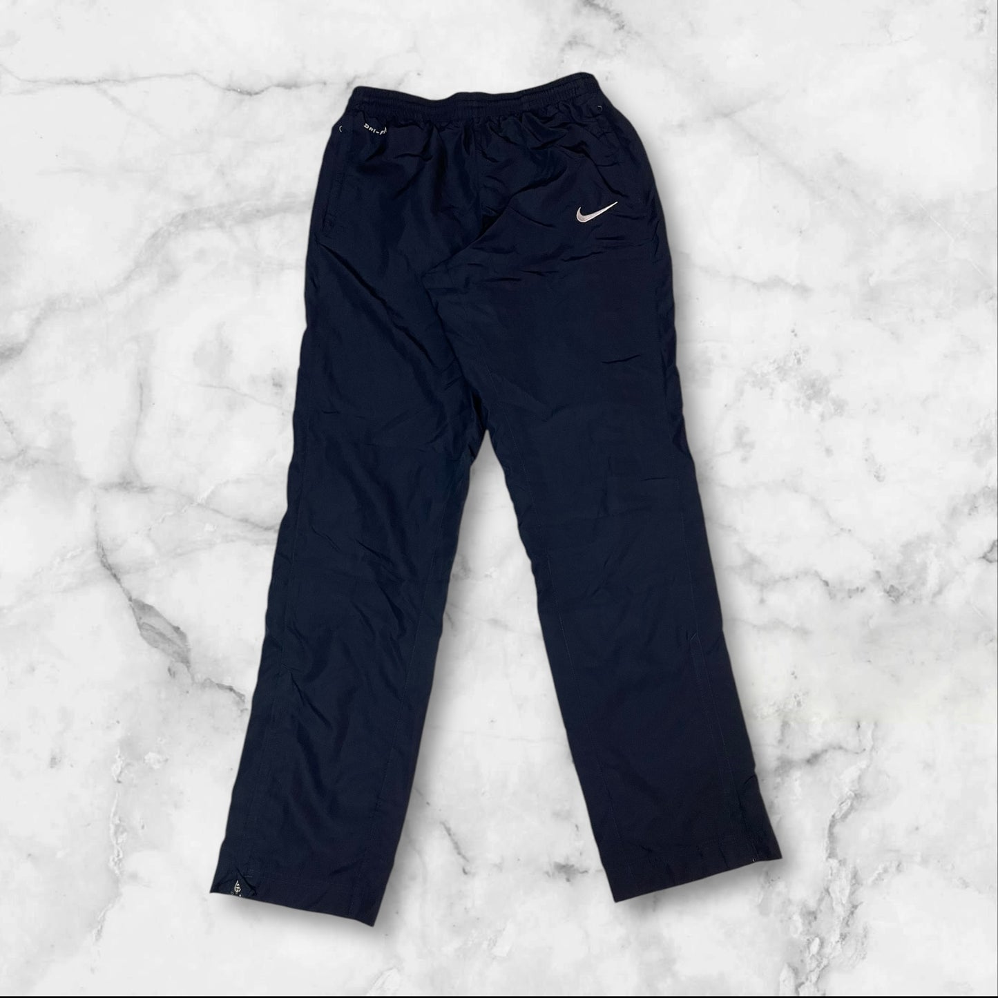 Entdecke unsere Vintage Track Pants von Nike und anderen Marken, erhältlich bei Valuxery.de - Dein Shop für trendige Vintage - Kleidung. Unsere Track Pants sind aus hochwertigen Materialien und
