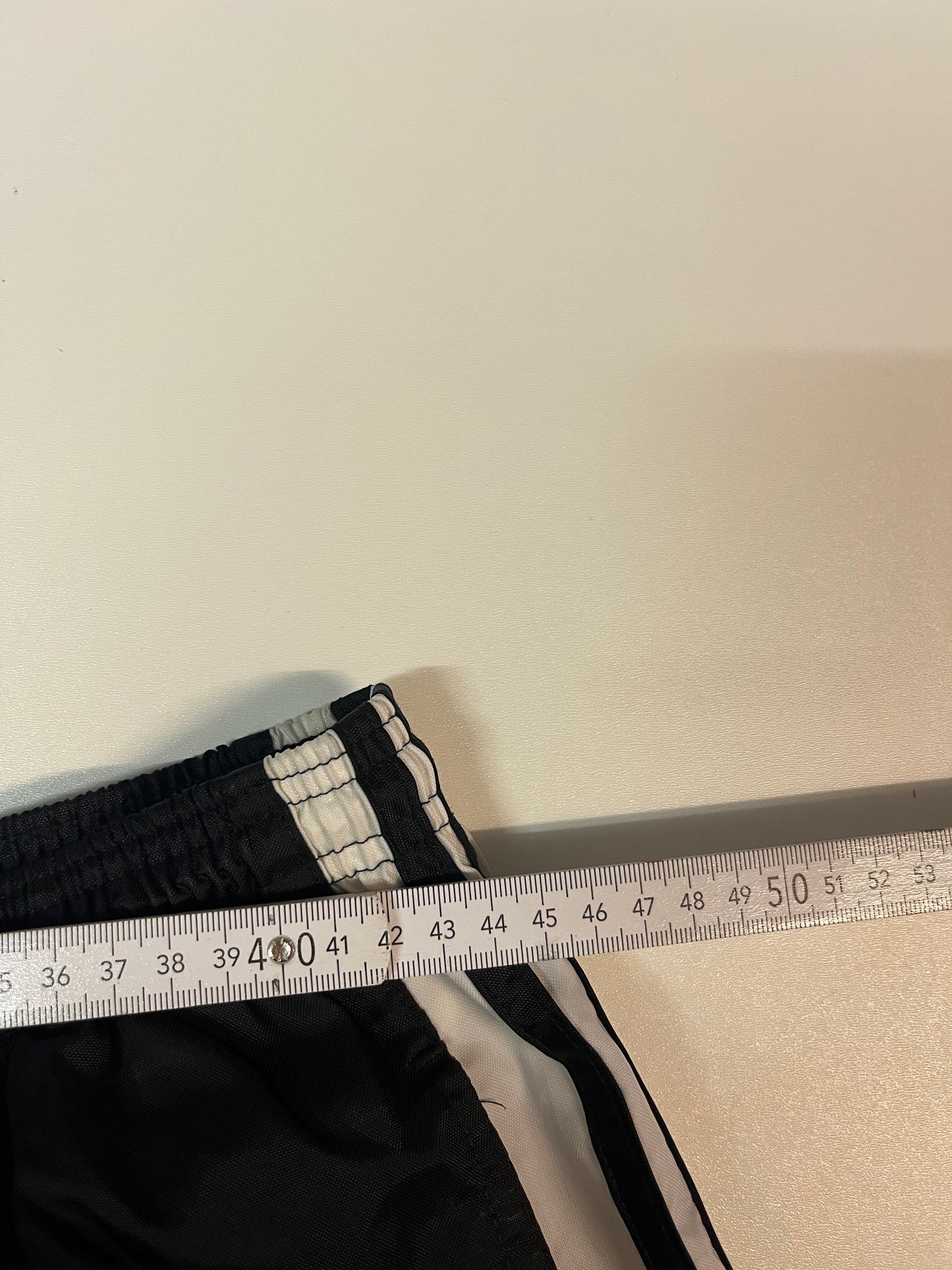 Entdecke unsere Vintage Track Pants von Nike und anderen Marken, erhältlich bei Valuxery.de - Dein Shop für trendige Vintage - Kleidung. Unsere Track Pants sind aus hochwertigen Materialien und