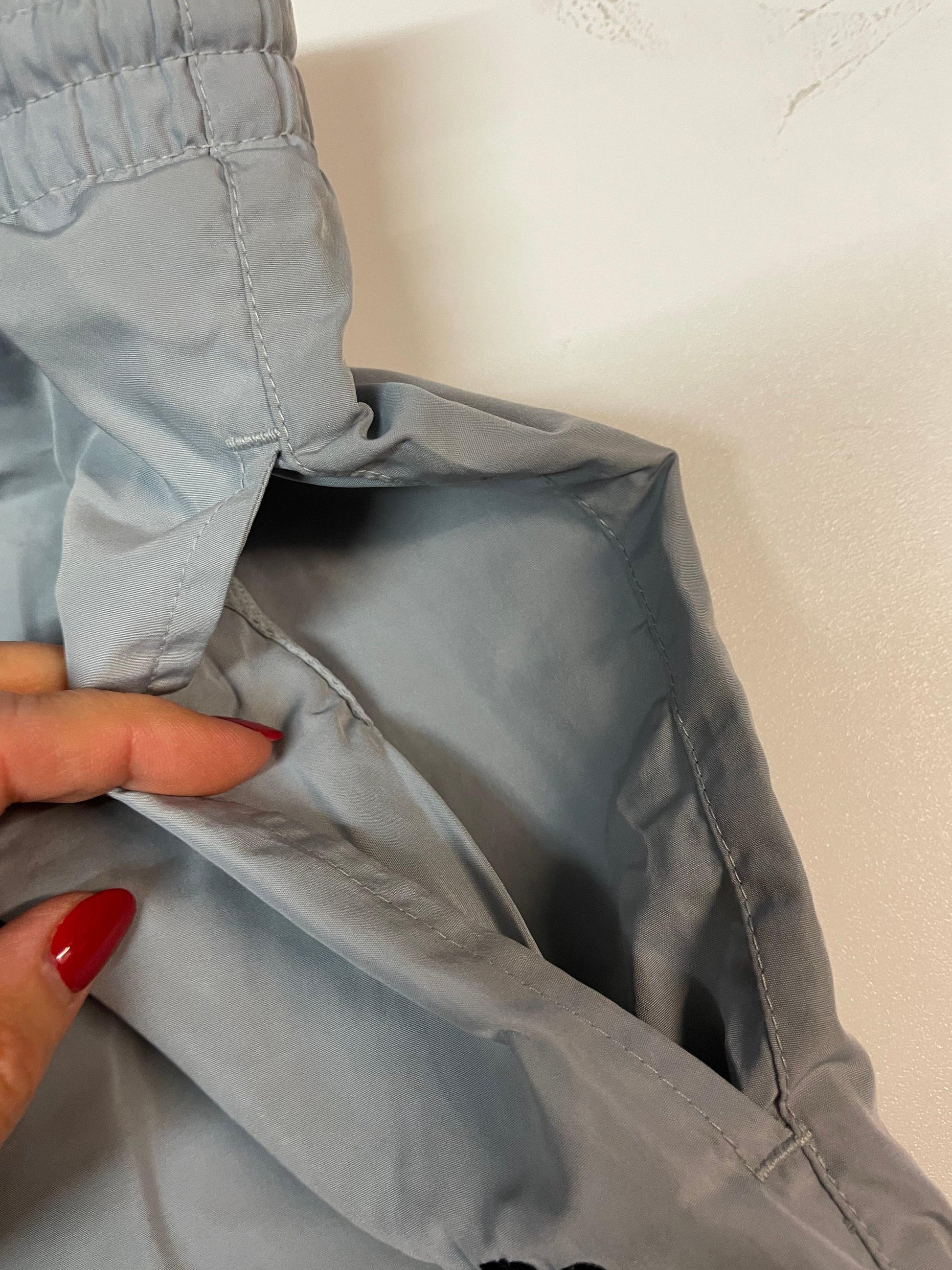 Entdecke unsere Vintage Track Pants von Nike und anderen Marken, erhältlich bei Valuxery.de - Dein Shop für trendige Vintage - Kleidung. Unsere Track Pants sind aus hochwertigen Materialien und