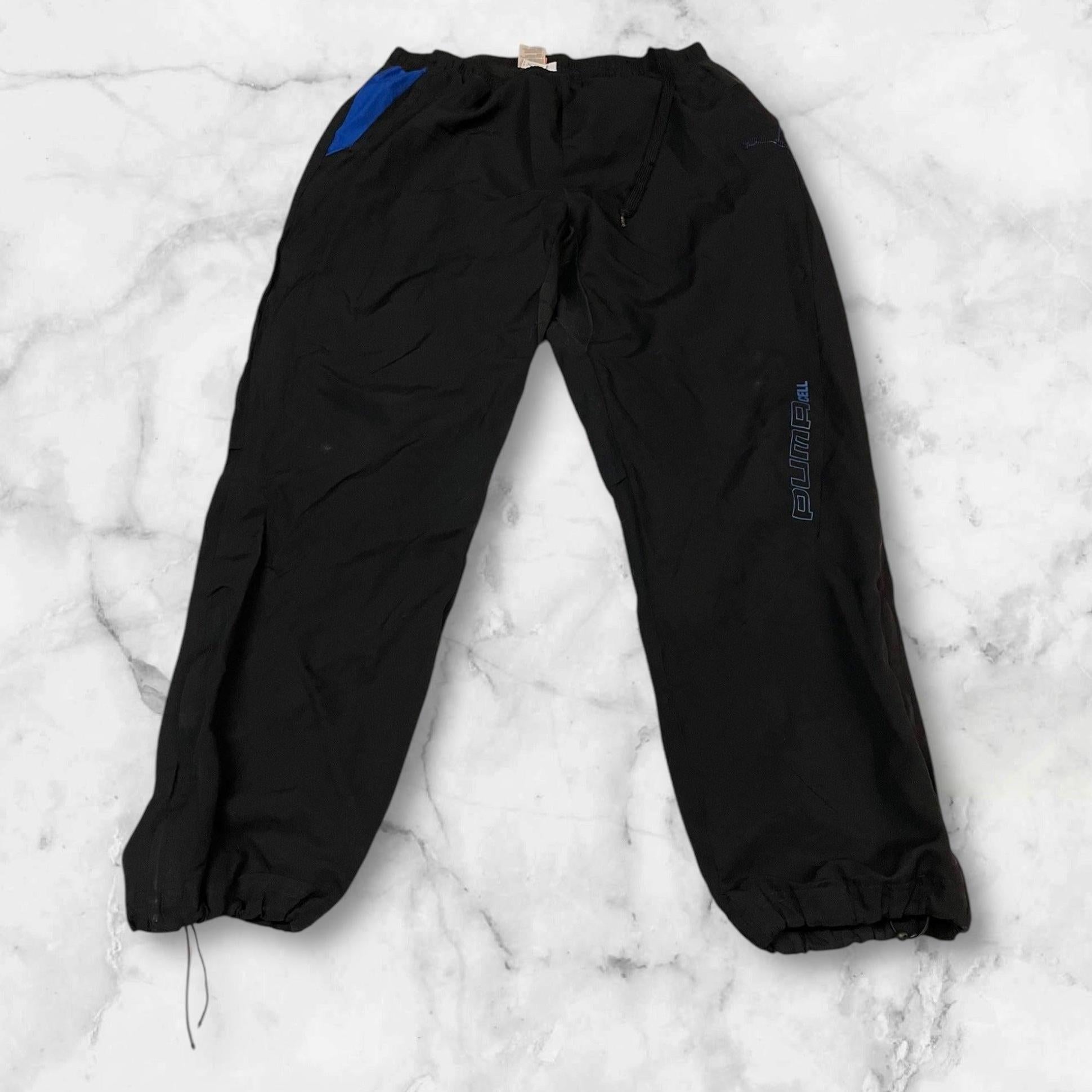 Entdecke unsere Vintage Track Pants von Nike und anderen Marken, erhältlich bei Valuxery.de - Dein Shop für trendige Vintage - Kleidung. Unsere Track Pants sind aus hochwertigen Materialien und
