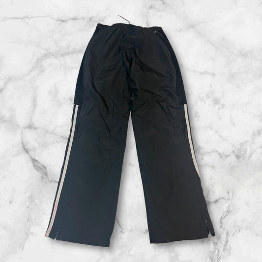 Entdecke unsere Vintage Track Pants von Nike und anderen Marken, erhältlich bei Valuxery.de - Dein Shop für trendige Vintage - Kleidung. Unsere Track Pants sind aus hochwertigen Materialien und
