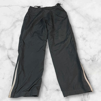 Entdecke unsere Vintage Track Pants von Nike und anderen Marken, erhältlich bei Valuxery.de - Dein Shop für trendige Vintage - Kleidung. Unsere Track Pants sind aus hochwertigen Materialien und