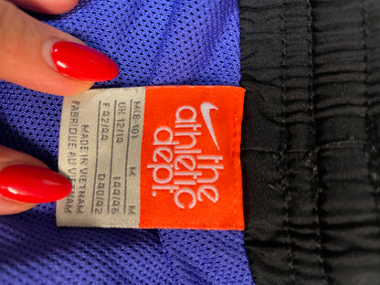 Entdecke unsere Vintage Track Pants von Nike und anderen Marken, erhältlich bei Valuxery.de - Dein Shop für trendige Vintage - Kleidung. Unsere Track Pants sind aus hochwertigen Materialien und