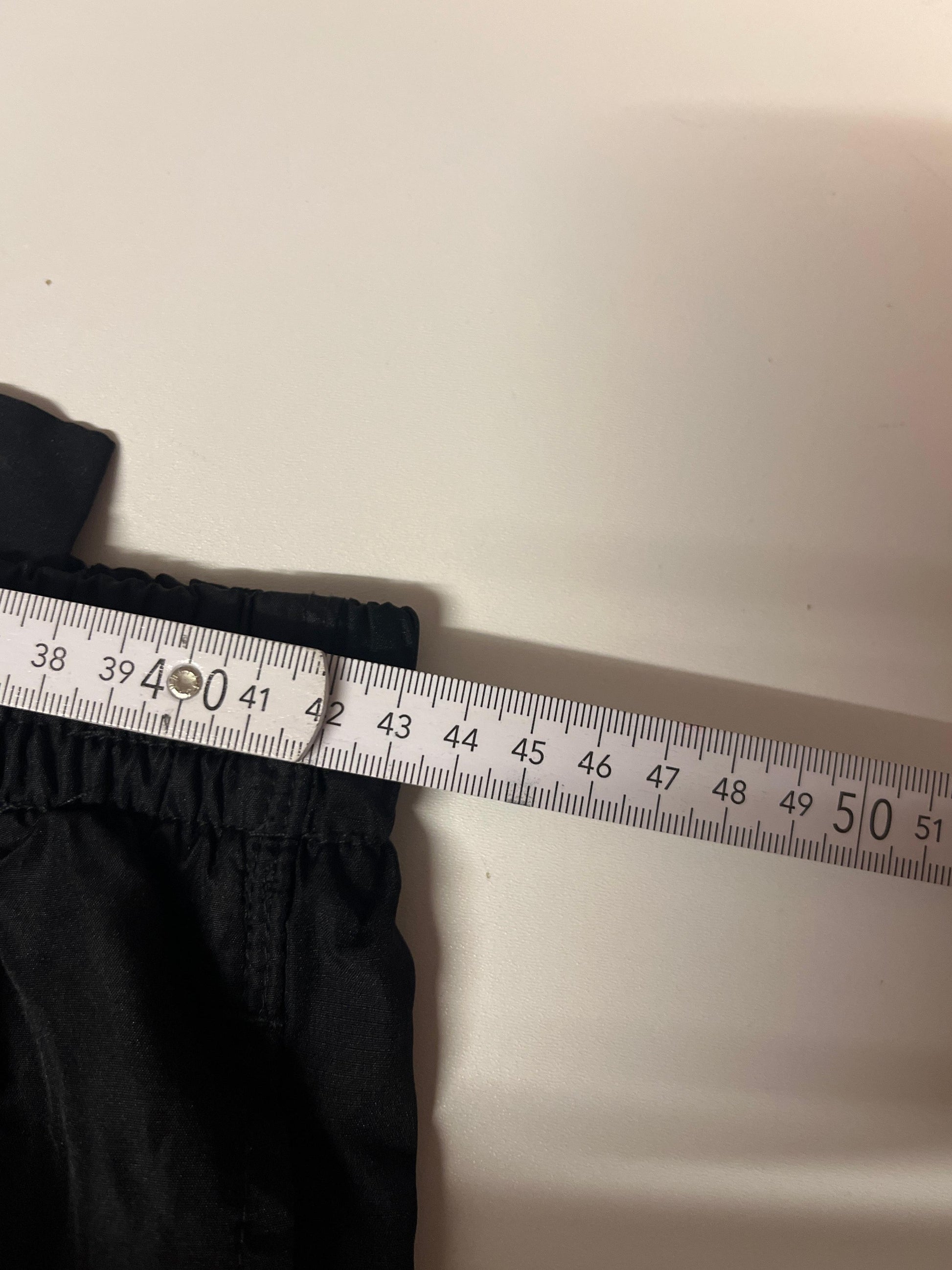 Entdecke unsere Vintage Track Pants von Nike und anderen Marken, erhältlich bei Valuxery.de - Dein Shop für trendige Vintage - Kleidung. Unsere Track Pants sind aus hochwertigen Materialien und