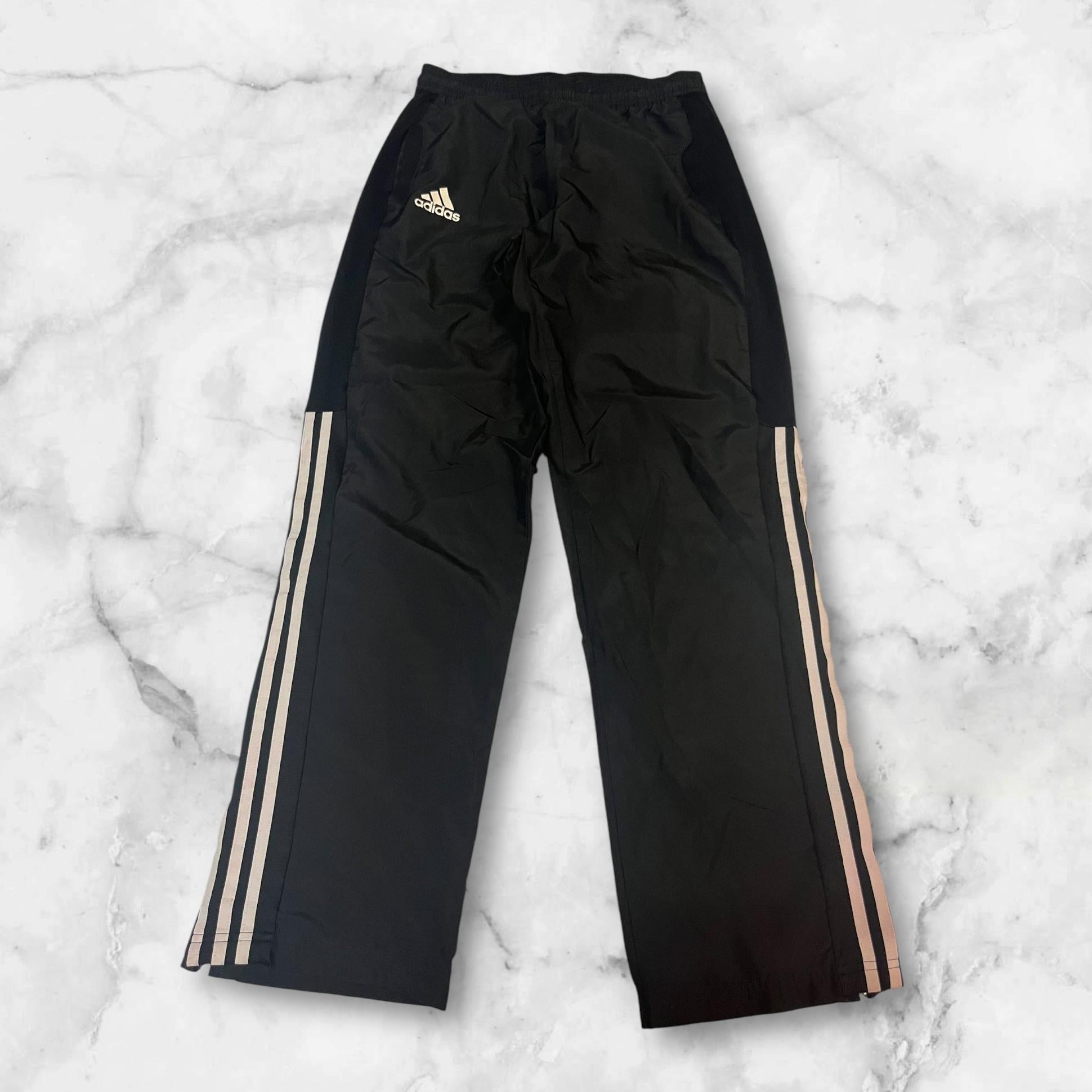 Entdecke unsere Vintage Track Pants von Nike und anderen Marken, erhältlich bei Valuxery.de - Dein Shop für trendige Vintage - Kleidung. Unsere Track Pants sind aus hochwertigen Materialien und