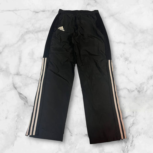 Entdecke unsere Vintage Track Pants von Nike und anderen Marken, erhältlich bei Valuxery.de - Dein Shop für trendige Vintage - Kleidung. Unsere Track Pants sind aus hochwertigen Materialien und