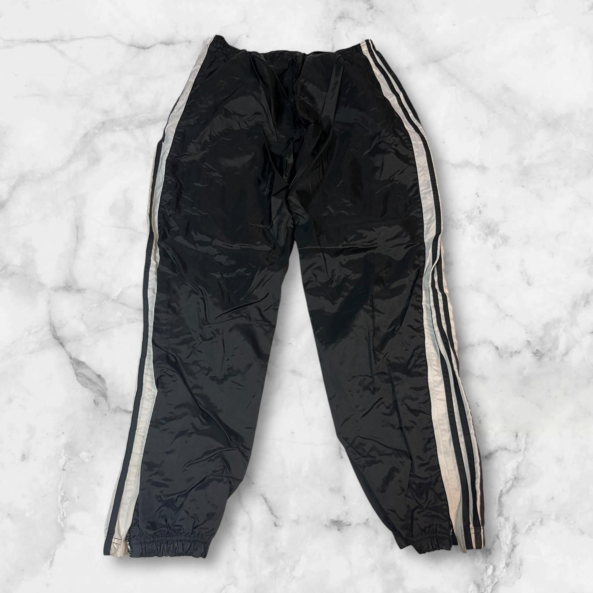 Entdecke unsere Vintage Track Pants von Nike und anderen Marken, erhältlich bei Valuxery.de - Dein Shop für trendige Vintage - Kleidung. Unsere Track Pants sind aus hochwertigen Materialien und