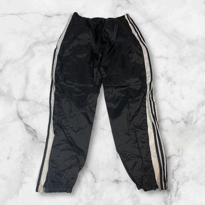 Entdecke unsere Vintage Track Pants von Nike und anderen Marken, erhältlich bei Valuxery.de - Dein Shop für trendige Vintage - Kleidung. Unsere Track Pants sind aus hochwertigen Materialien und