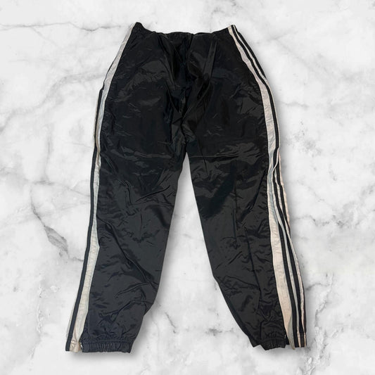 Entdecke unsere Vintage Track Pants von Nike und anderen Marken, erhältlich bei Valuxery.de - Dein Shop für trendige Vintage - Kleidung. Unsere Track Pants sind aus hochwertigen Materialien und