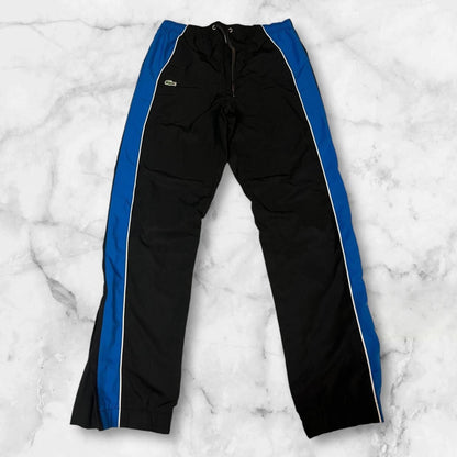 Entdecke unsere Vintage Track Pants von Nike und anderen Marken, erhältlich bei Valuxery.de - Dein Shop für trendige Vintage - Kleidung. Unsere Track Pants sind aus hochwertigen Materialien und