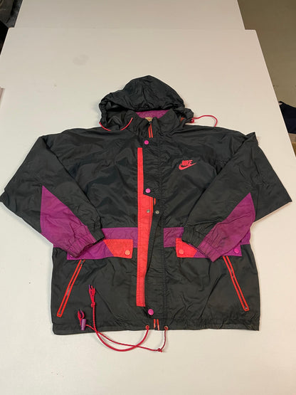 Entdecke unsere Vintage Track Pants von Nike und anderen Marken, erhältlich bei Valuxery.de - Dein Shop für trendige Vintage - Kleidung. Unsere Track Pants sind aus hochwertigen Materialien und