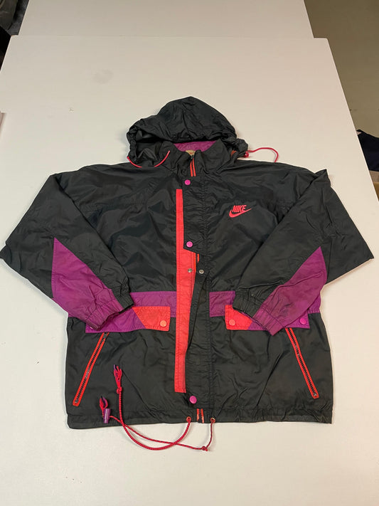 Entdecke unsere Vintage Track Pants von Nike und anderen Marken, erhältlich bei Valuxery.de - Dein Shop für trendige Vintage - Kleidung. Unsere Track Pants sind aus hochwertigen Materialien und