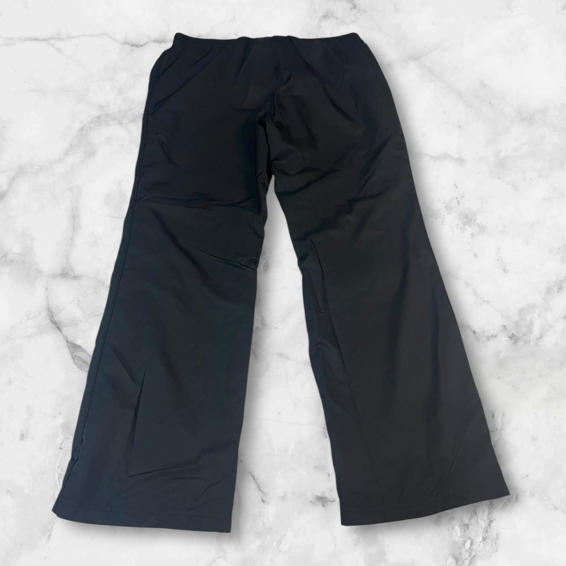 Entdecke unsere Vintage Track Pants von Nike und anderen Marken, erhältlich bei Valuxery.de - Dein Shop für trendige Vintage - Kleidung. Unsere Track Pants sind aus hochwertigen Materialien und