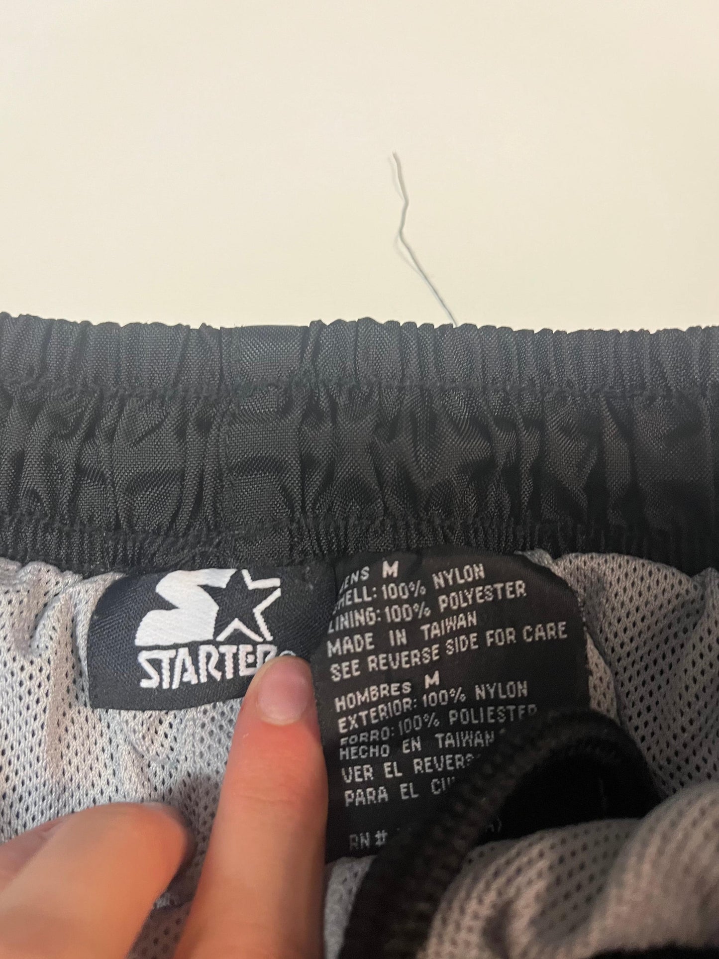 Entdecke unsere Vintage Track Pants von Nike und anderen Marken, erhältlich bei Valuxery.de - Dein Shop für trendige Vintage - Kleidung. Unsere Track Pants sind aus hochwertigen Materialien und