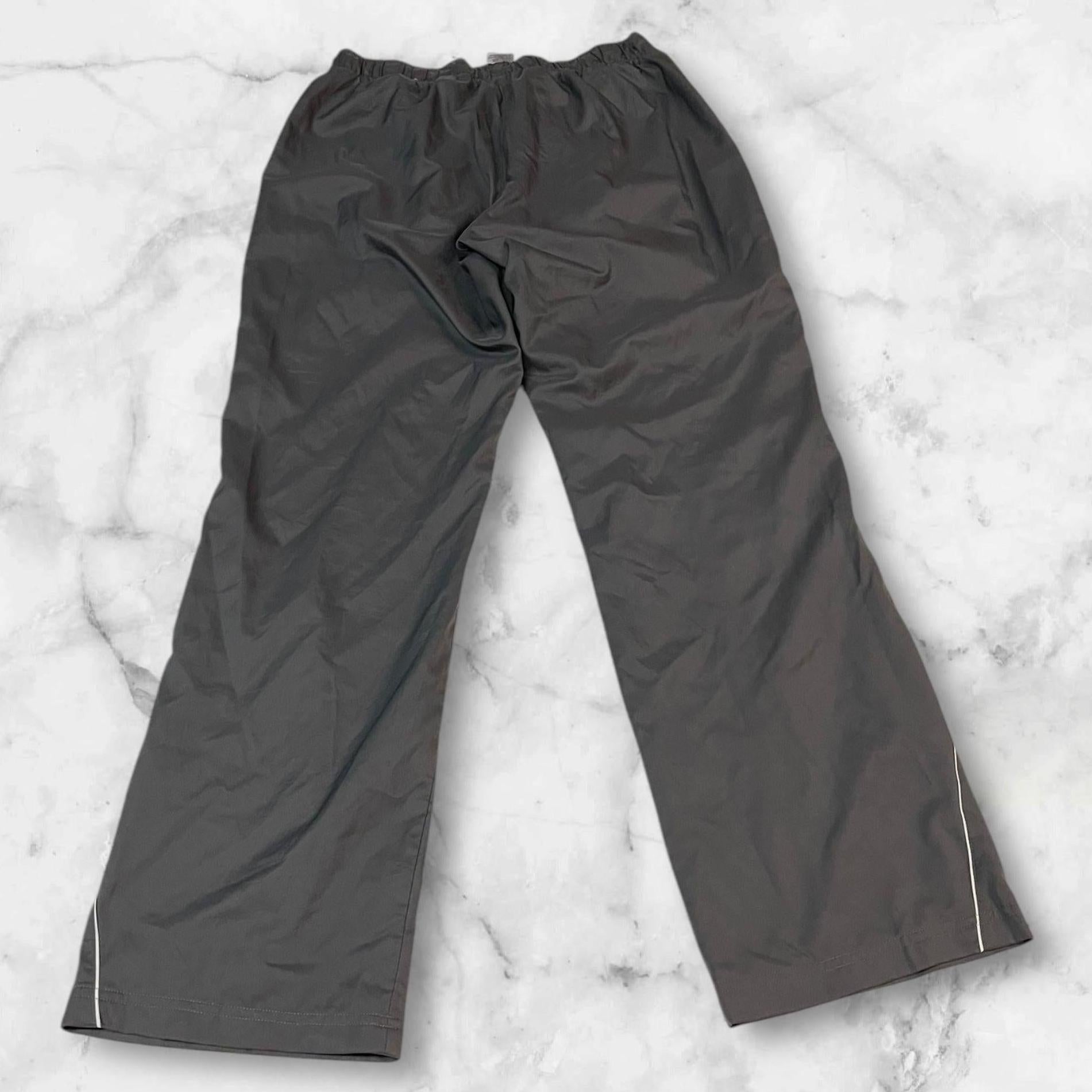 Entdecke unsere Vintage Track Pants von Nike und anderen Marken, erhältlich bei Valuxery.de - Dein Shop für trendige Vintage - Kleidung. Unsere Track Pants sind aus hochwertigen Materialien und