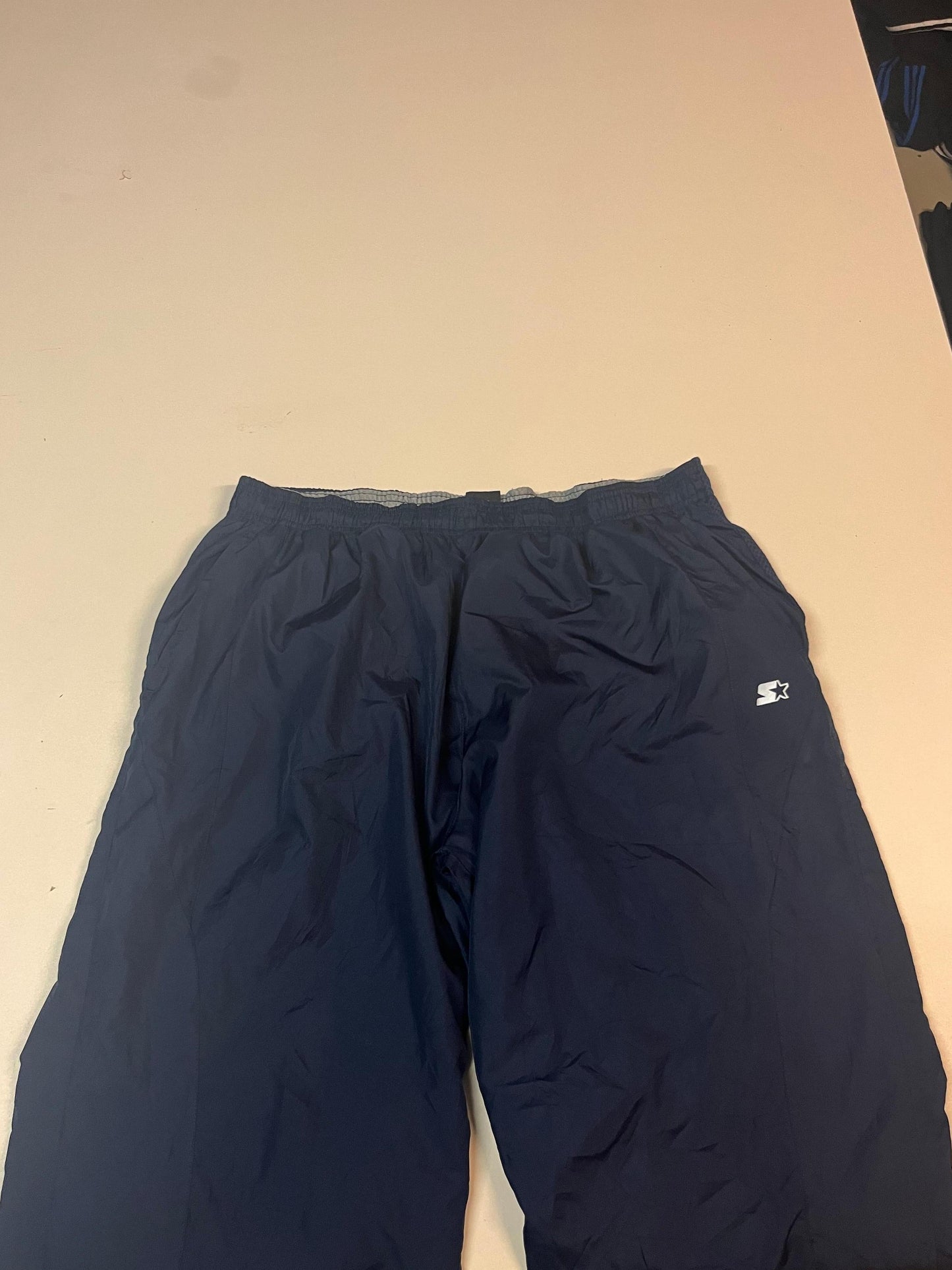 Entdecke unsere Vintage Track Pants von Nike und anderen Marken, erhältlich bei Valuxery.de - Dein Shop für trendige Vintage - Kleidung. Unsere Track Pants sind aus hochwertigen Materialien und