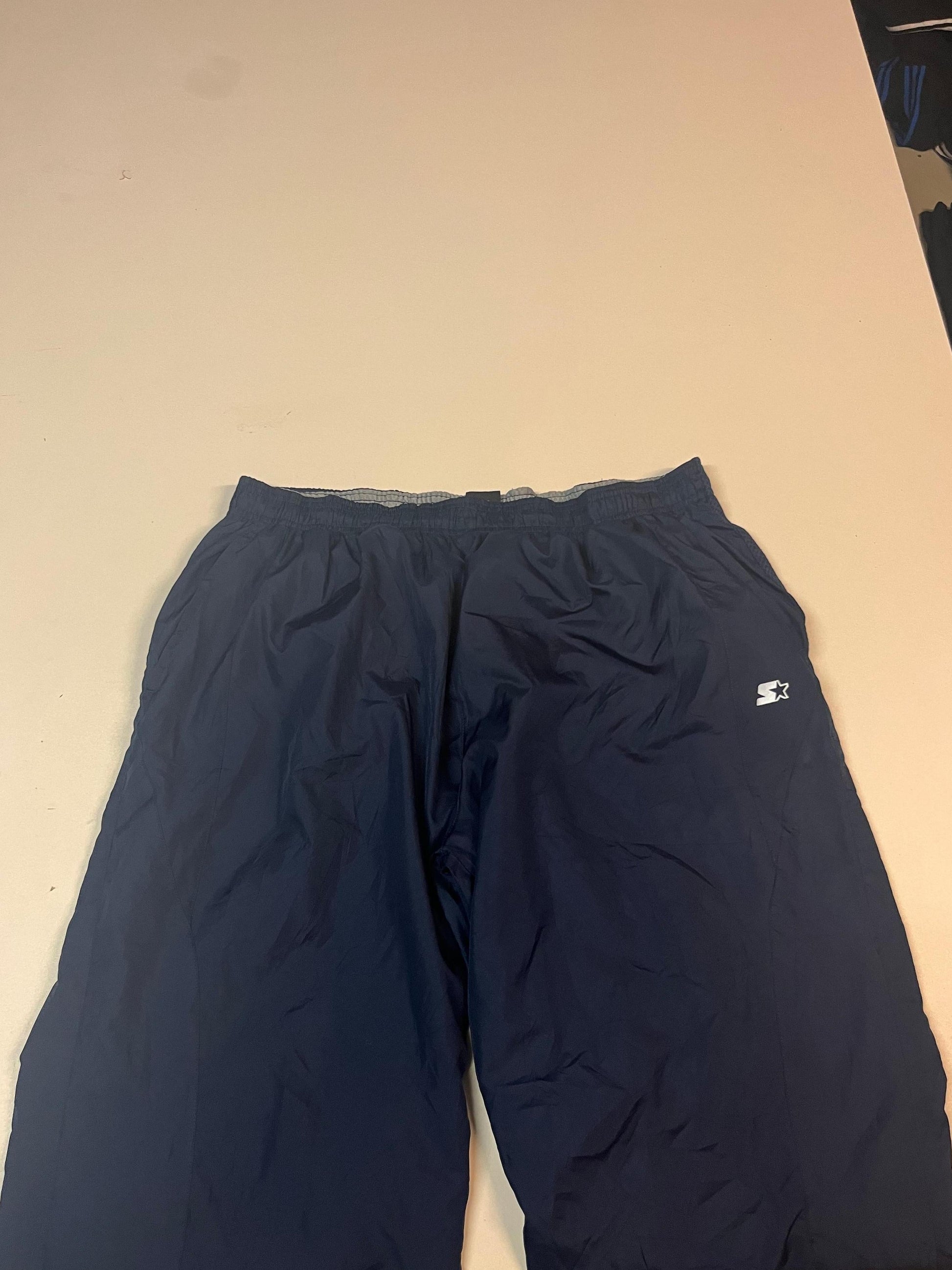Entdecke unsere Vintage Track Pants von Nike und anderen Marken, erhältlich bei Valuxery.de - Dein Shop für trendige Vintage - Kleidung. Unsere Track Pants sind aus hochwertigen Materialien und