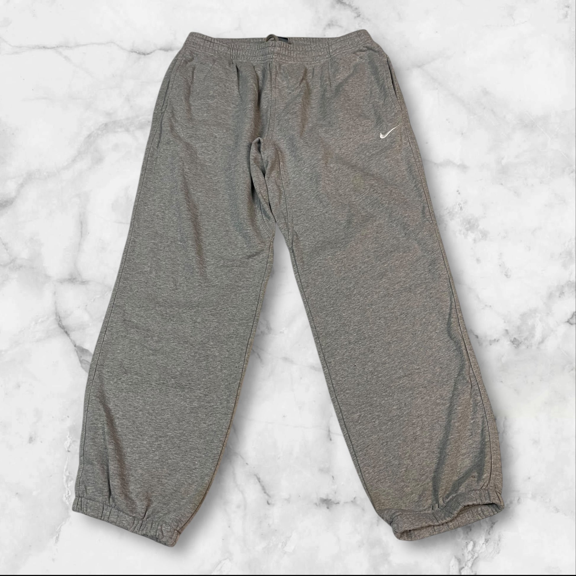 Entdecke unsere Vintage Track Pants von Nike und anderen Marken, erhältlich bei Valuxery.de - Dein Shop für trendige Vintage - Kleidung. Unsere Track Pants sind aus hochwertigen Materialien und