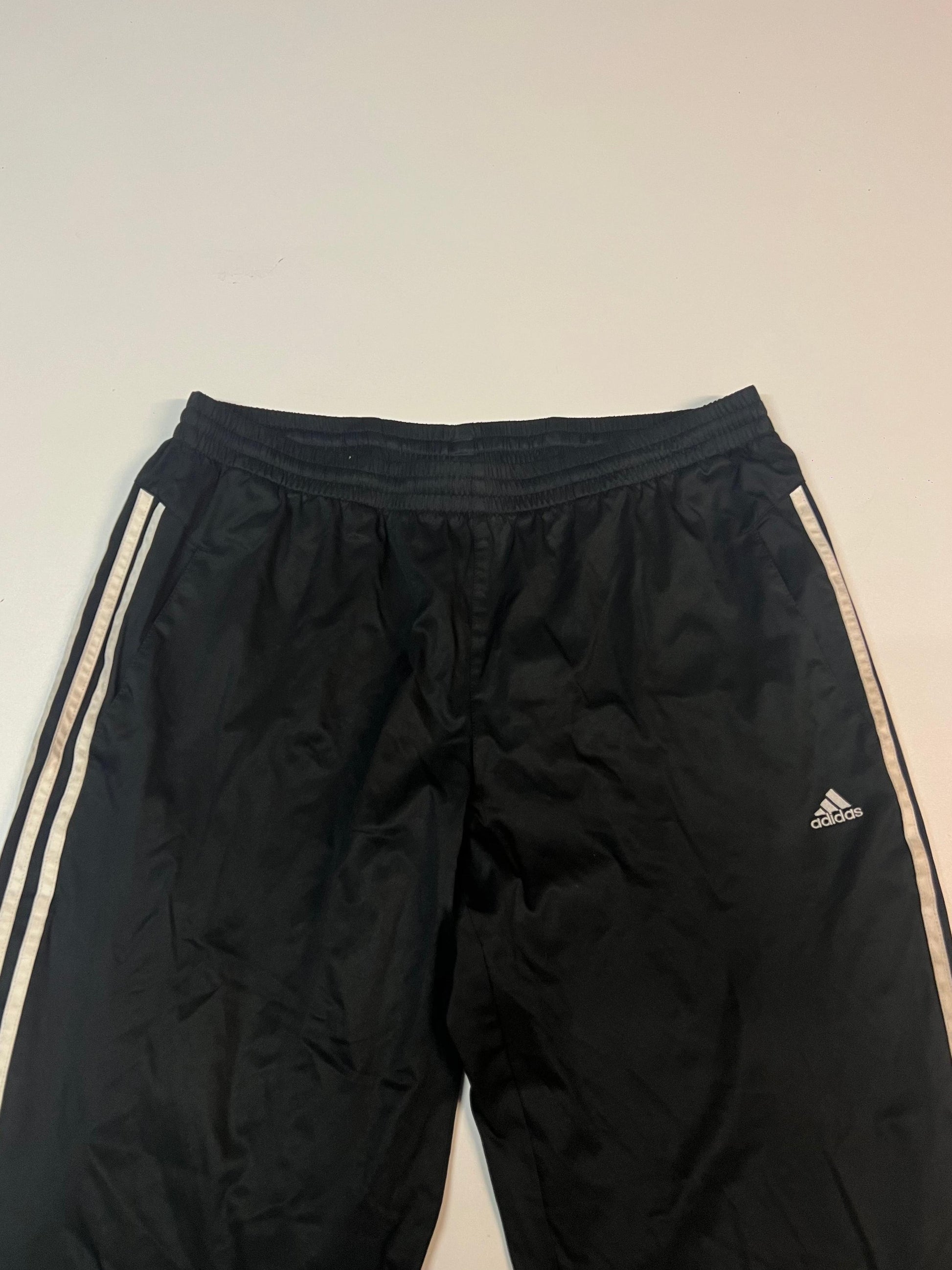 Entdecke unsere Vintage Track Pants von Nike und anderen Marken, erhältlich bei Valuxery.de - Dein Shop für trendige Vintage - Kleidung. Unsere Track Pants sind aus hochwertigen Materialien und