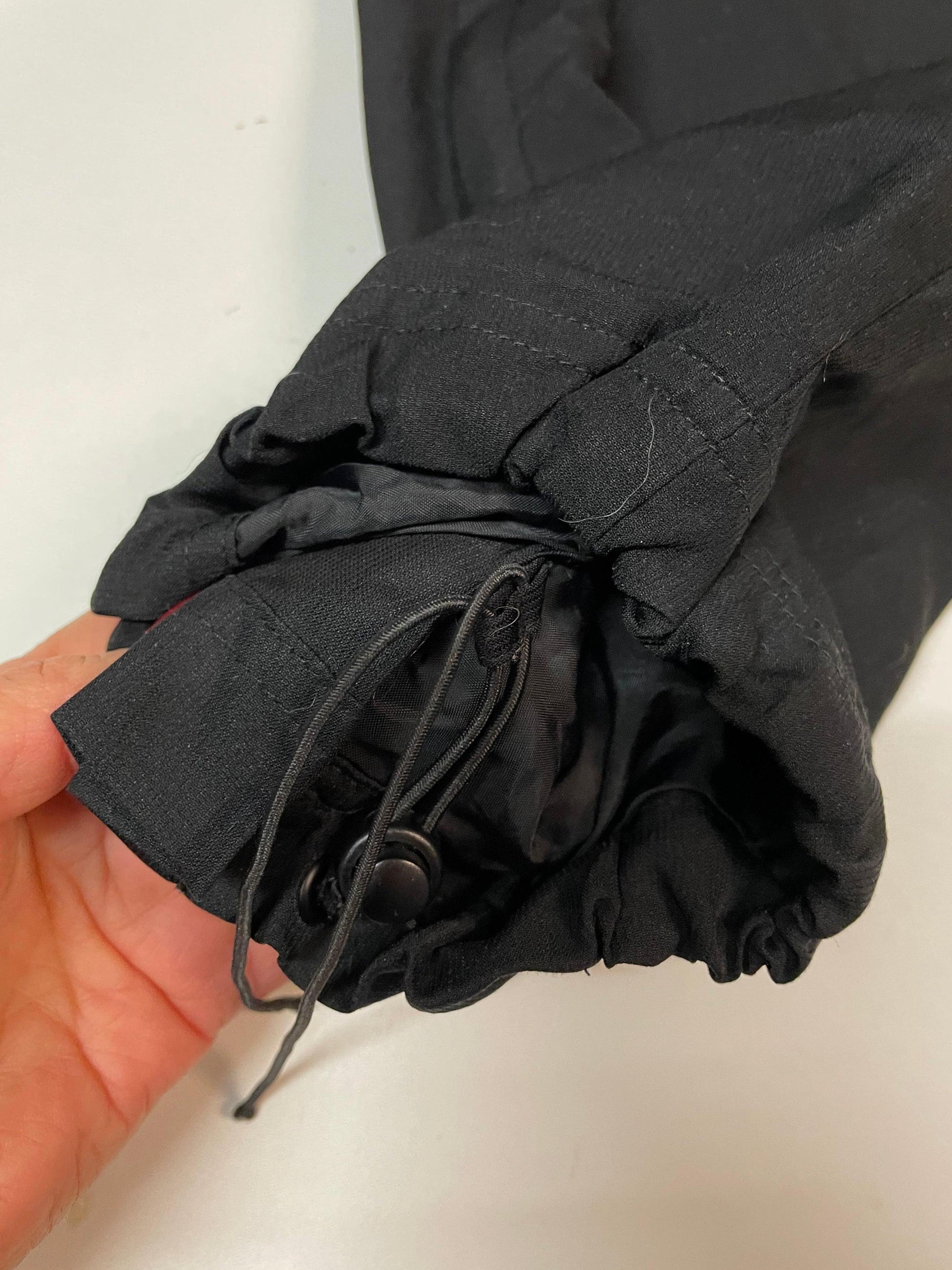Entdecke unsere Vintage Track Pants von Nike und anderen Marken, erhältlich bei Valuxery.de - Dein Shop für trendige Vintage - Kleidung. Unsere Track Pants sind aus hochwertigen Materialien und