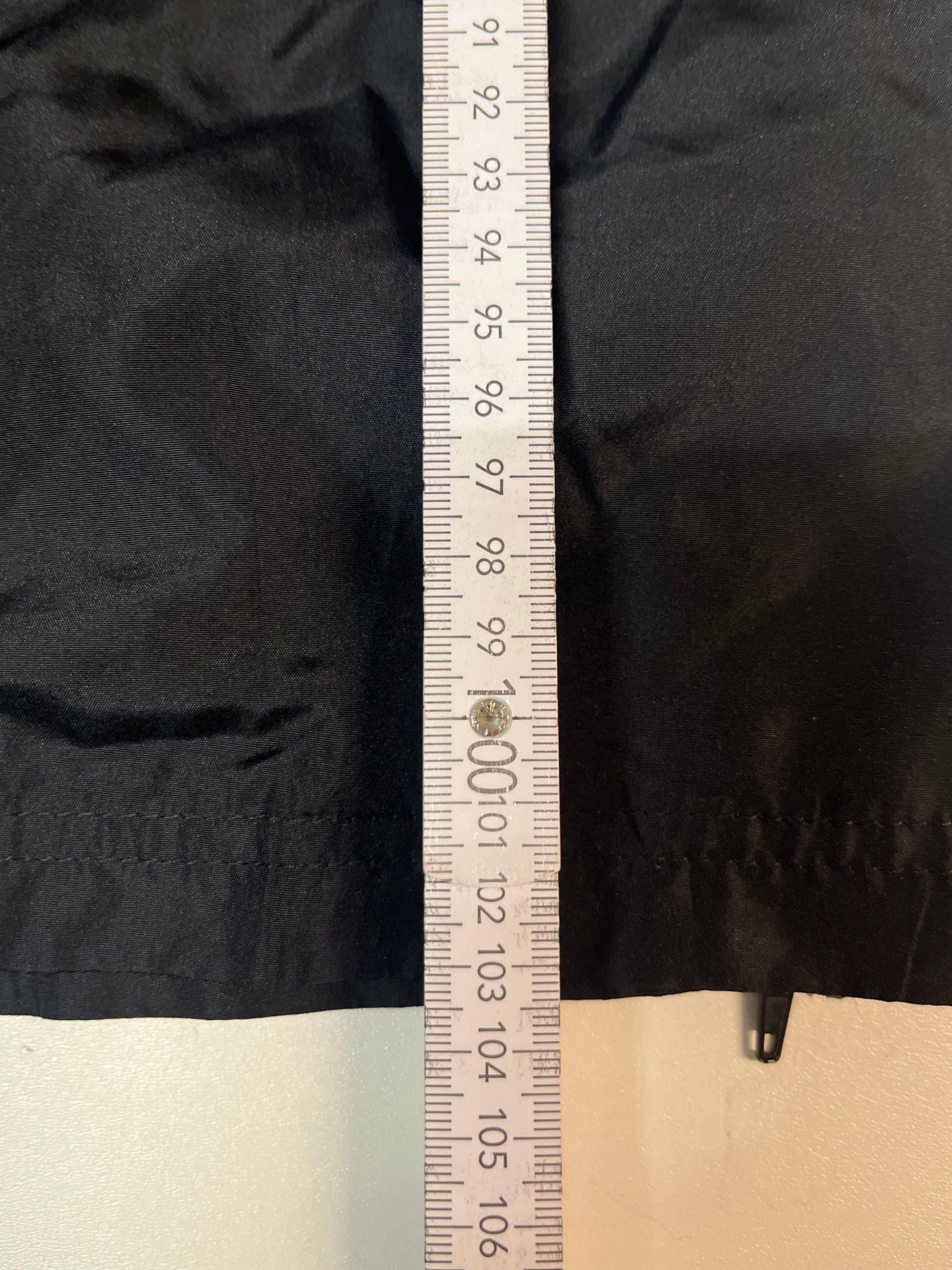 Entdecke unsere Vintage Track Pants von Nike und anderen Marken, erhältlich bei Valuxery.de - Dein Shop für trendige Vintage - Kleidung. Unsere Track Pants sind aus hochwertigen Materialien und