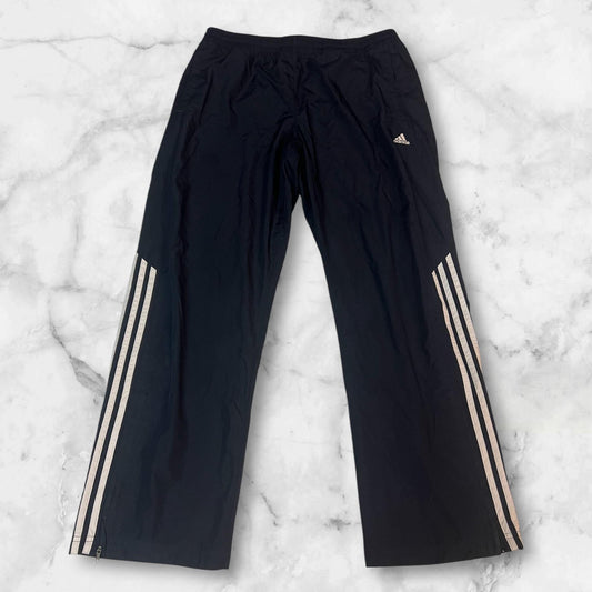 Entdecke unsere Vintage Track Pants von Nike und anderen Marken, erhältlich bei Valuxery.de - Dein Shop für trendige Vintage - Kleidung. Unsere Track Pants sind aus hochwertigen Materialien und