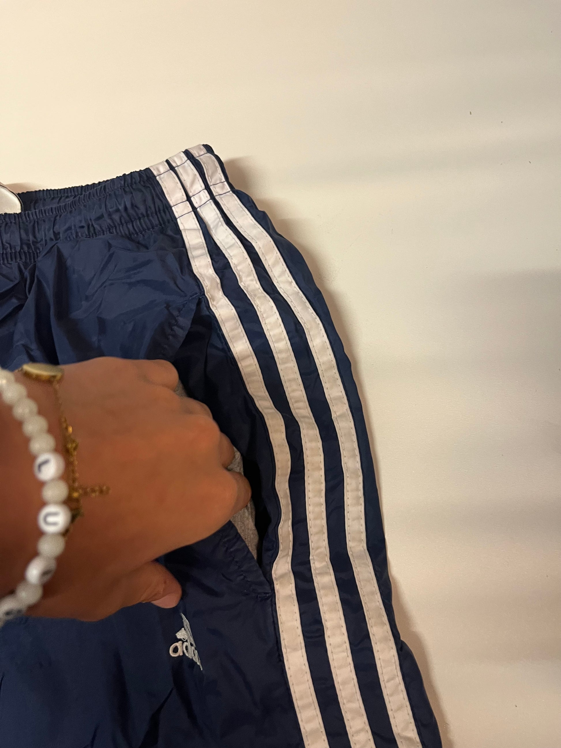 Entdecke unsere Vintage Track Pants von Nike und anderen Marken, erhältlich bei Valuxery.de - Dein Shop für trendige Vintage - Kleidung. Unsere Track Pants sind aus hochwertigen Materialien und