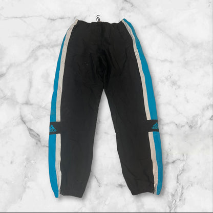 Entdecke unsere Vintage Track Pants von Nike und anderen Marken, erhältlich bei Valuxery.de - Dein Shop für trendige Vintage - Kleidung. Unsere Track Pants sind aus hochwertigen Materialien und