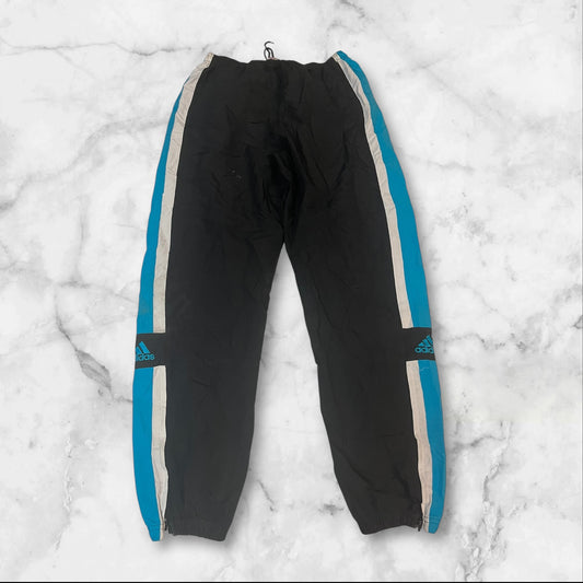 Entdecke unsere Vintage Track Pants von Nike und anderen Marken, erhältlich bei Valuxery.de - Dein Shop für trendige Vintage - Kleidung. Unsere Track Pants sind aus hochwertigen Materialien und