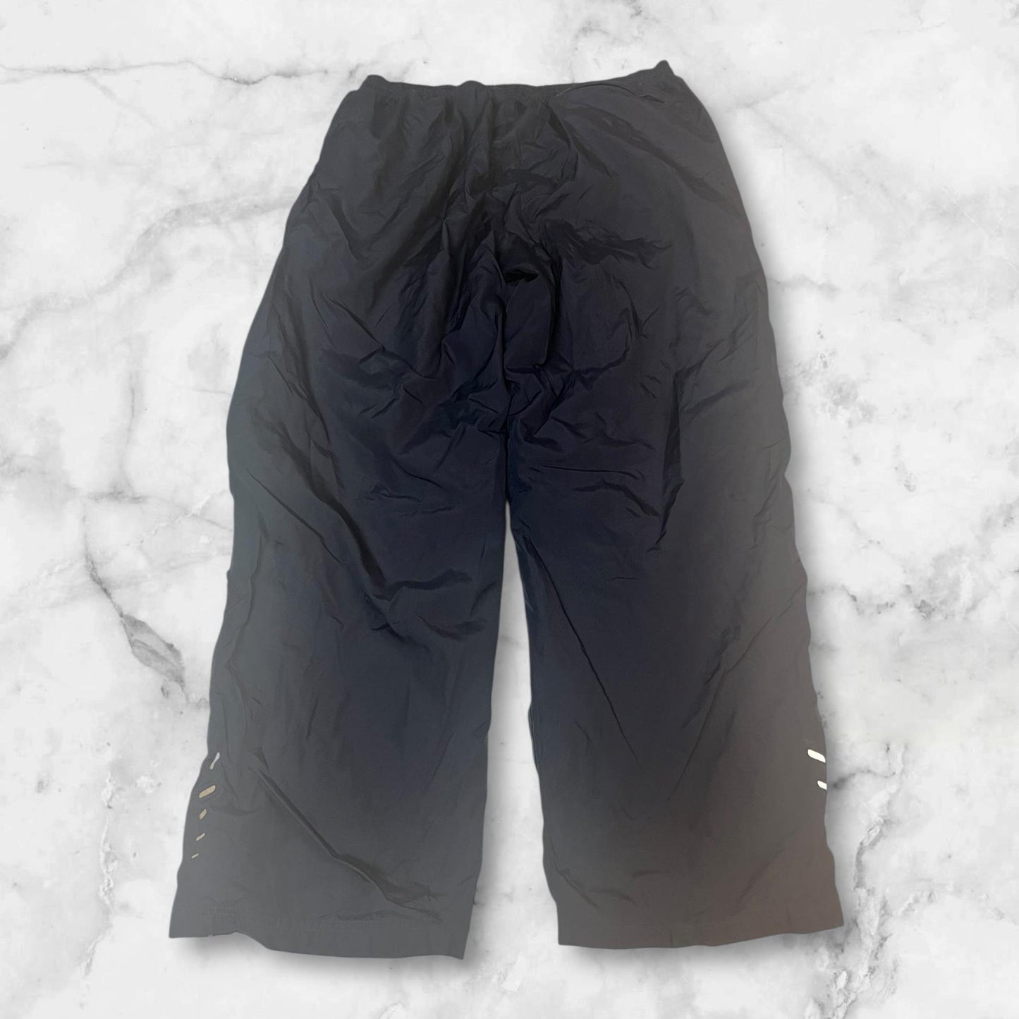 Entdecke unsere Vintage Track Pants von Nike und anderen Marken, erhältlich bei Valuxery.de - Dein Shop für trendige Vintage - Kleidung. Unsere Track Pants sind aus hochwertigen Materialien und