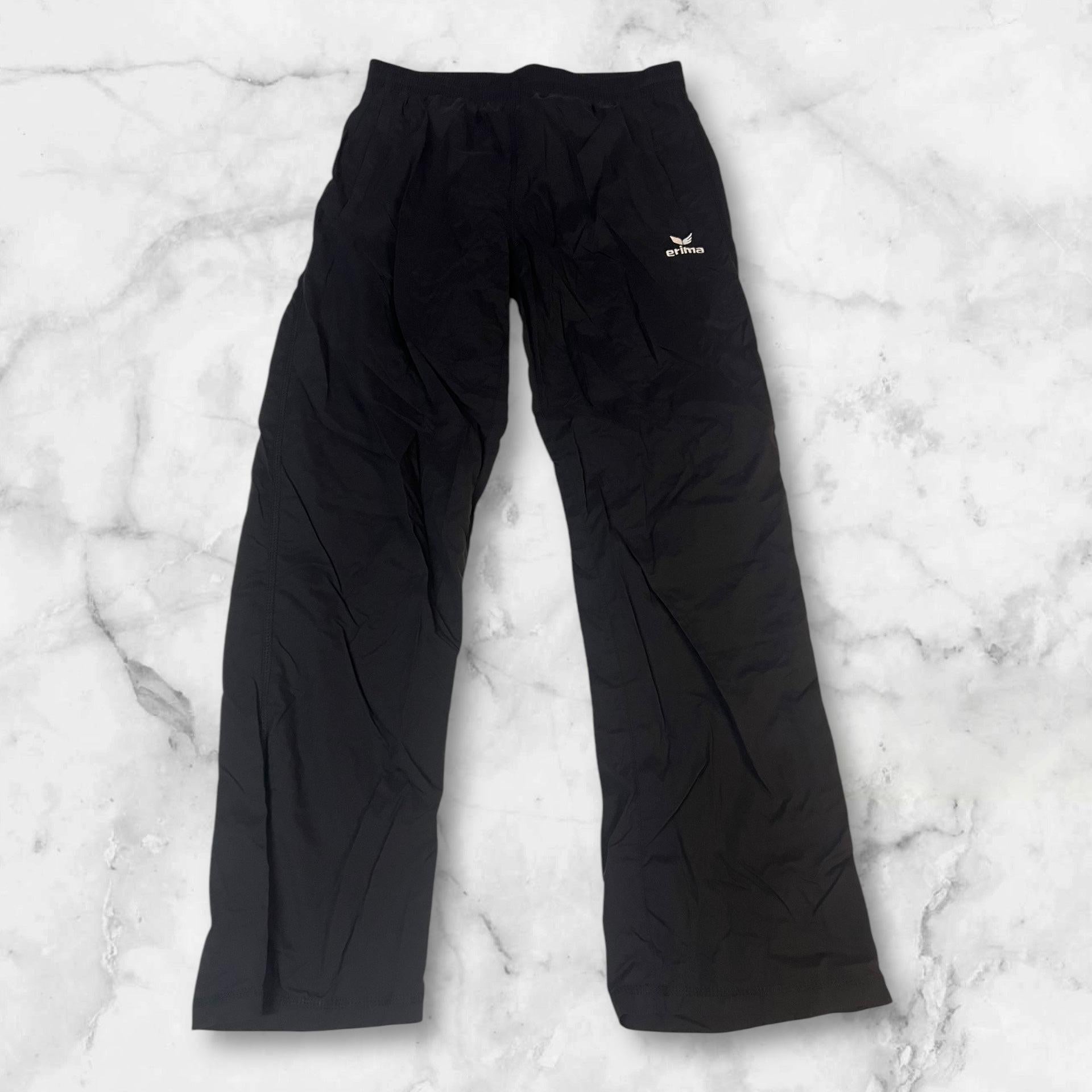 Entdecke unsere Vintage Track Pants von Nike und anderen Marken, erhältlich bei Valuxery.de - Dein Shop für trendige Vintage - Kleidung. Unsere Track Pants sind aus hochwertigen Materialien und