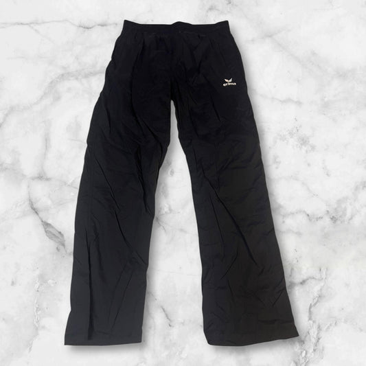 Entdecke unsere Vintage Track Pants von Nike und anderen Marken, erhältlich bei Valuxery.de - Dein Shop für trendige Vintage - Kleidung. Unsere Track Pants sind aus hochwertigen Materialien und