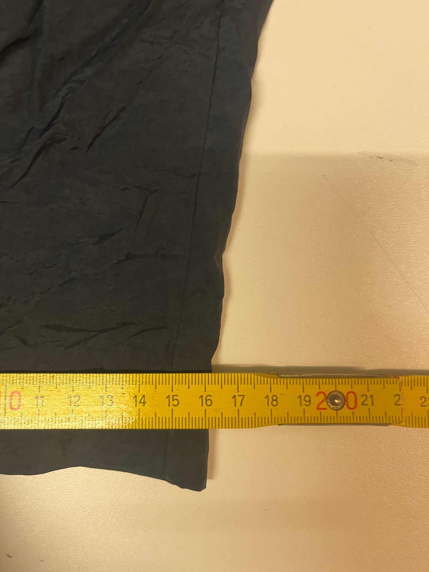 Entdecke unsere Vintage Track Pants von Nike und anderen Marken, erhältlich bei Valuxery.de - Dein Shop für trendige Vintage - Kleidung. Unsere Track Pants sind aus hochwertigen Materialien und
