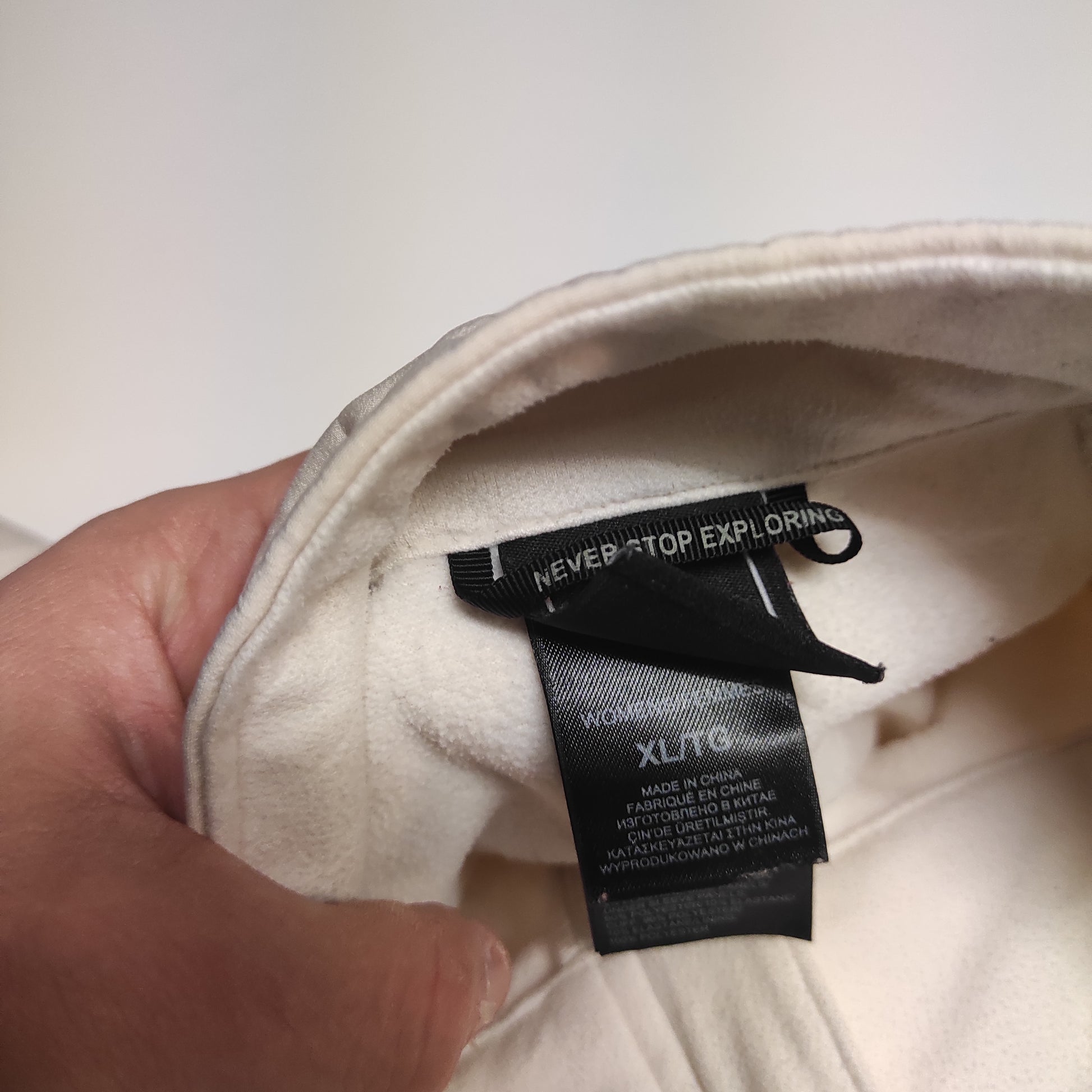 Entdecke unsere Vintage Track Pants von Nike und anderen Marken, erhältlich bei Valuxery.de - Dein Shop für trendige Vintage - Kleidung. Unsere Track Pants sind aus hochwertigen Materialien und