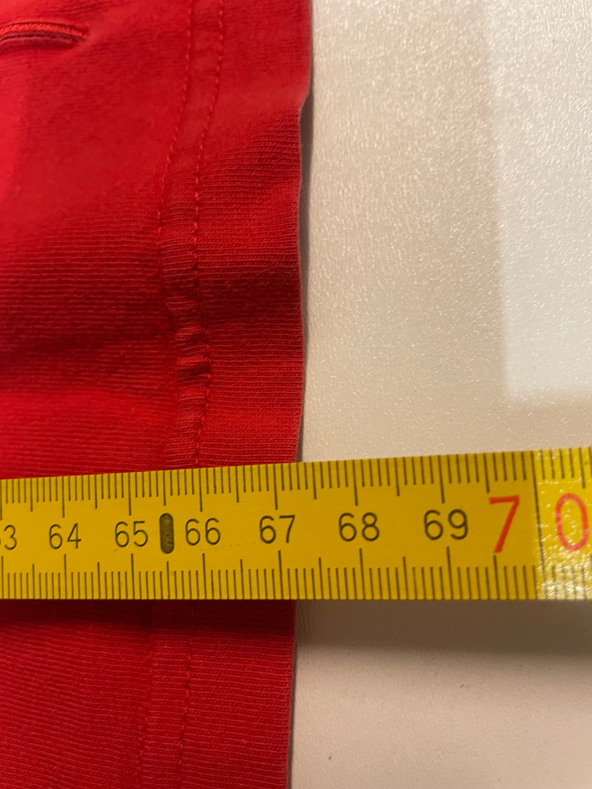 Entdecke unsere Vintage Track Pants von Nike und anderen Marken, erhältlich bei Valuxery.de - Dein Shop für trendige Vintage - Kleidung. Unsere Track Pants sind aus hochwertigen Materialien und