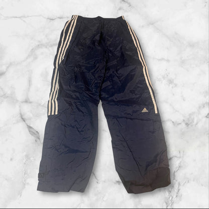 Entdecke unsere Vintage Track Pants von Nike und anderen Marken, erhältlich bei Valuxery.de - Dein Shop für trendige Vintage - Kleidung. Unsere Track Pants sind aus hochwertigen Materialien und