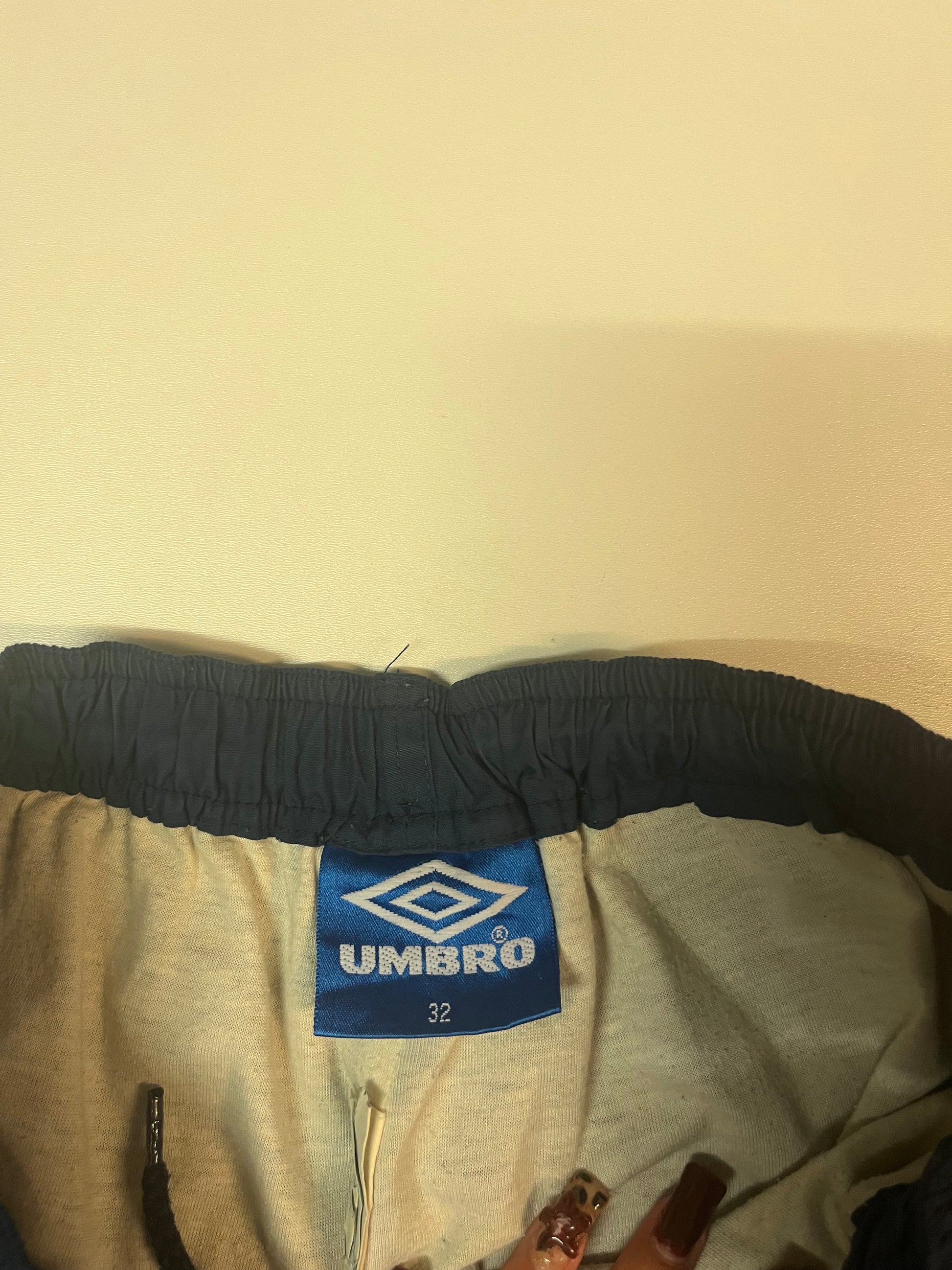 Entdecke unsere Vintage Track Pants von Nike und anderen Marken, erhältlich bei Valuxery.de - Dein Shop für trendige Vintage - Kleidung. Unsere Track Pants sind aus hochwertigen Materialien und