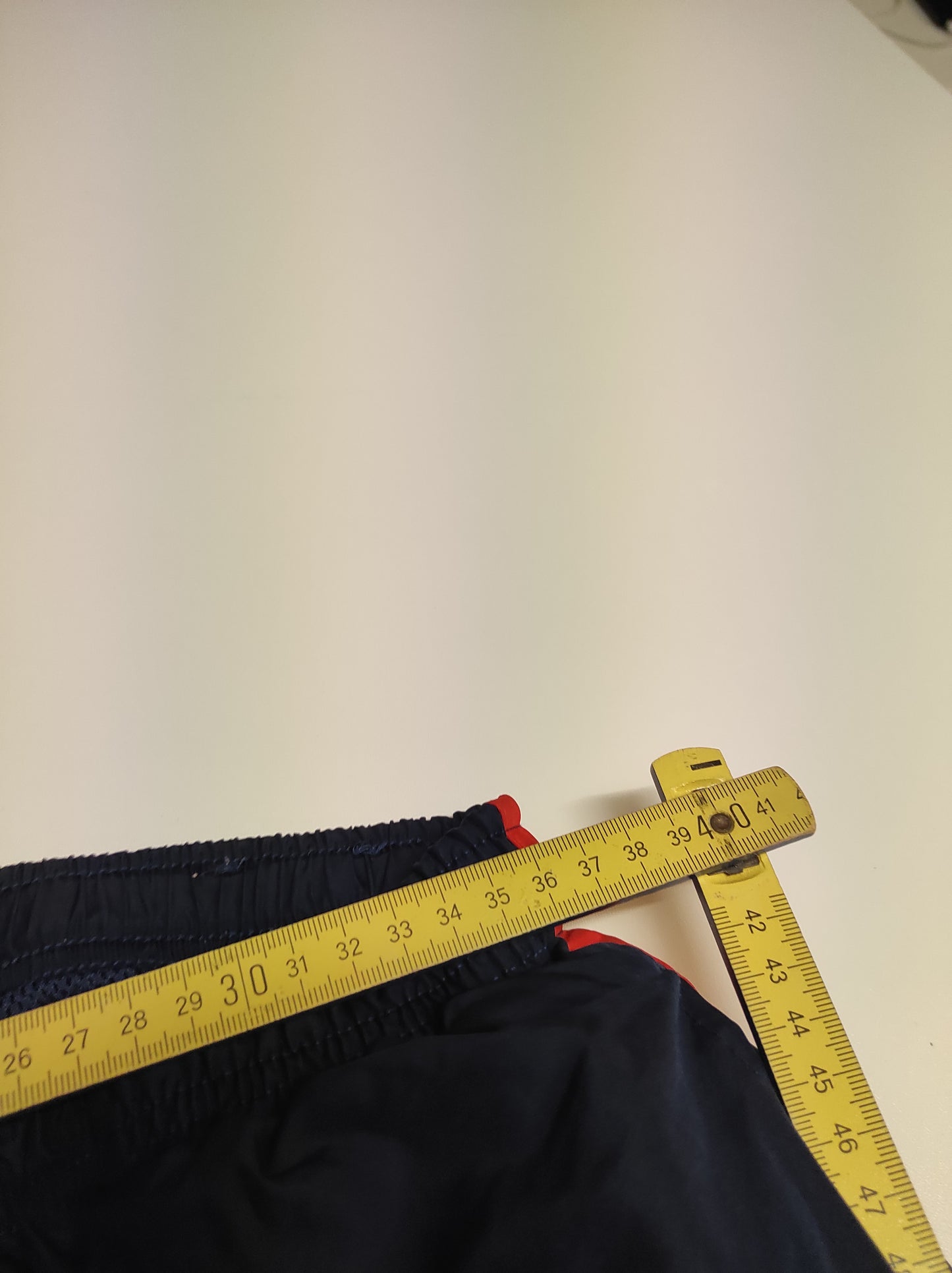 Entdecke unsere Vintage Track Pants von Nike und anderen Marken, erhältlich bei Valuxery.de - Dein Shop für trendige Vintage - Kleidung. Unsere Track Pants sind aus hochwertigen Materialien und