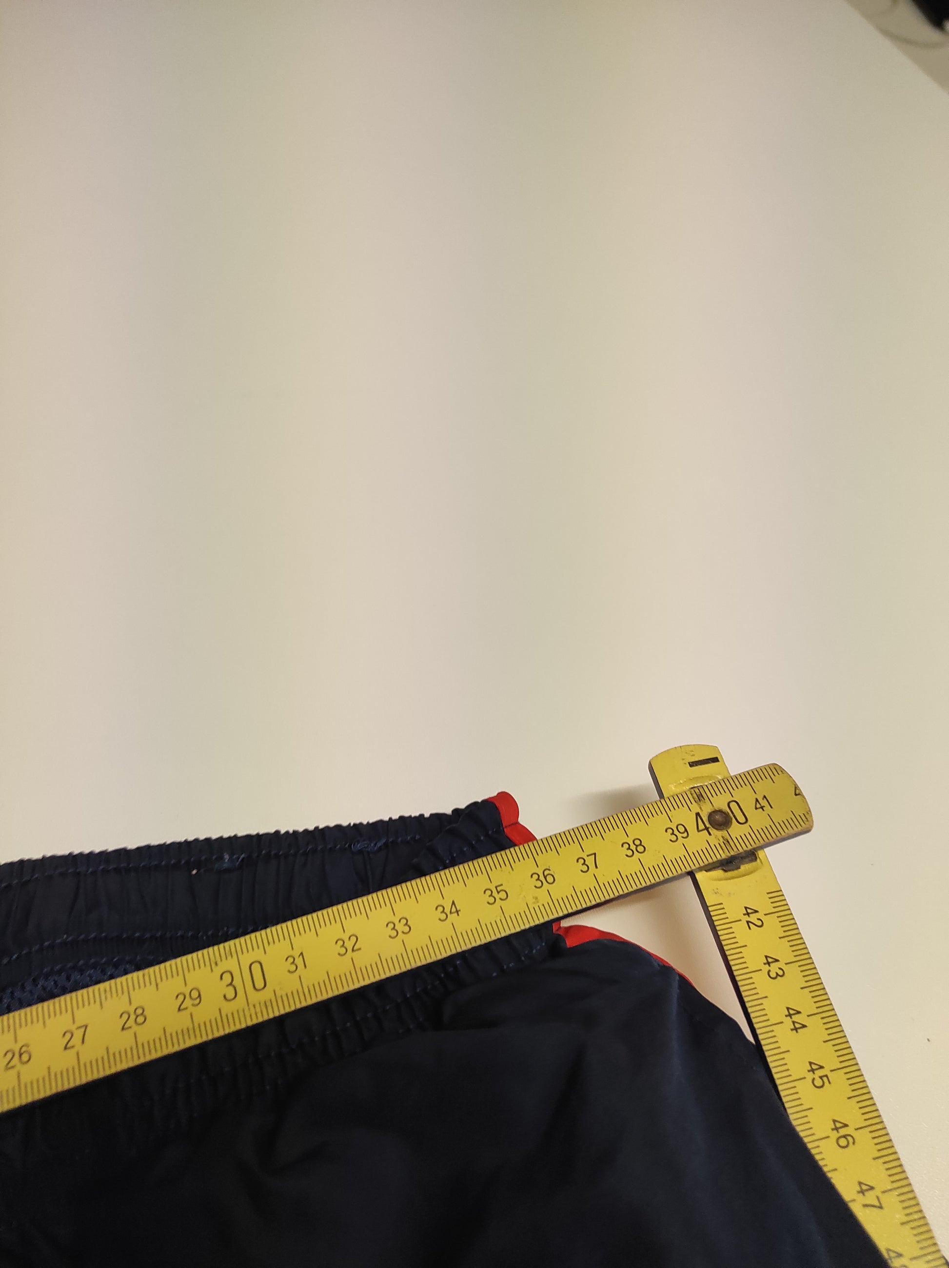 Entdecke unsere Vintage Track Pants von Nike und anderen Marken, erhältlich bei Valuxery.de - Dein Shop für trendige Vintage - Kleidung. Unsere Track Pants sind aus hochwertigen Materialien und