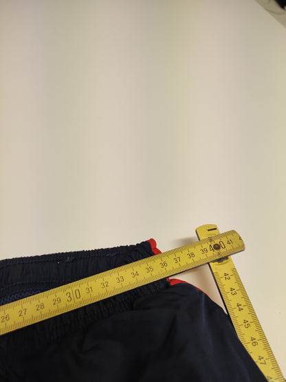 Entdecke unsere Vintage Track Pants von Nike und anderen Marken, erhältlich bei Valuxery.de - Dein Shop für trendige Vintage - Kleidung. Unsere Track Pants sind aus hochwertigen Materialien und