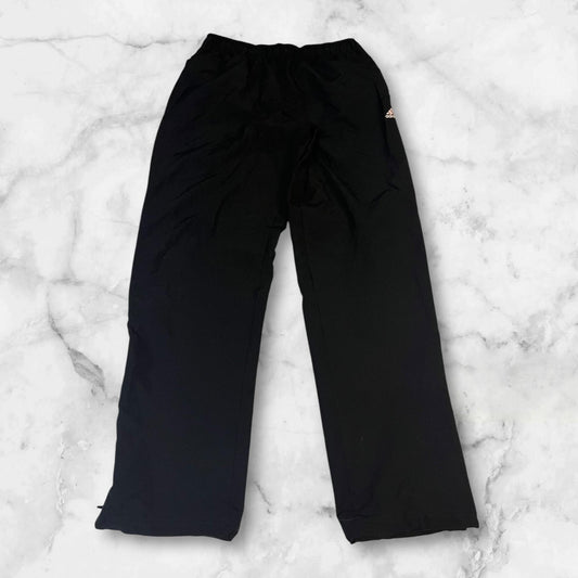 Entdecke unsere Vintage Track Pants von Nike und anderen Marken, erhältlich bei Valuxery.de - Dein Shop für trendige Vintage - Kleidung. Unsere Track Pants sind aus hochwertigen Materialien und