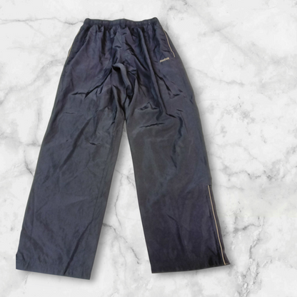 Entdecke unsere Vintage Track Pants von Nike und anderen Marken, erhältlich bei Valuxery.de - Dein Shop für trendige Vintage - Kleidung. Unsere Track Pants sind aus hochwertigen Materialien und