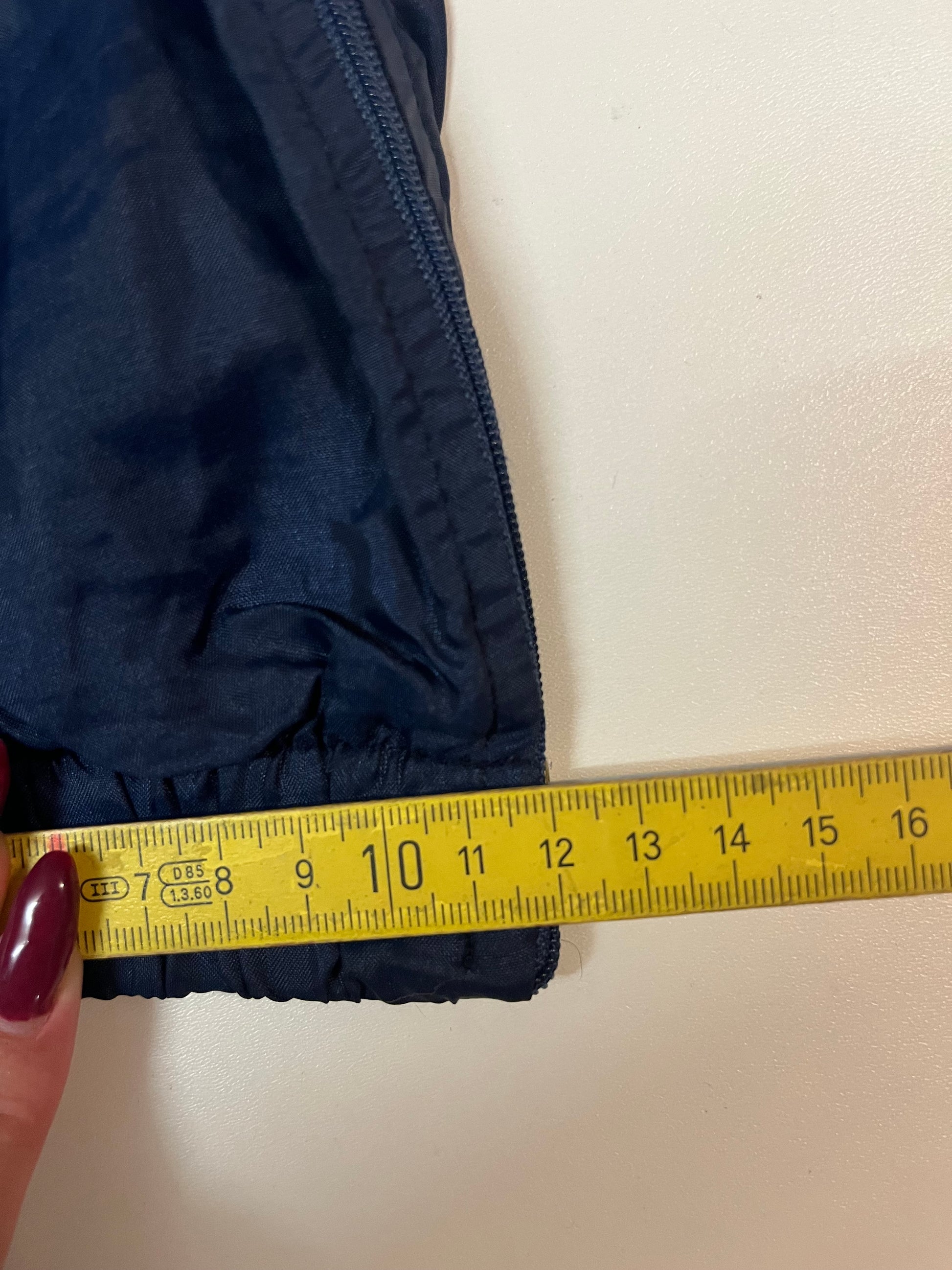 Entdecke unsere Vintage Track Pants von Nike und anderen Marken, erhältlich bei Valuxery.de - Dein Shop für trendige Vintage - Kleidung. Unsere Track Pants sind aus hochwertigen Materialien und