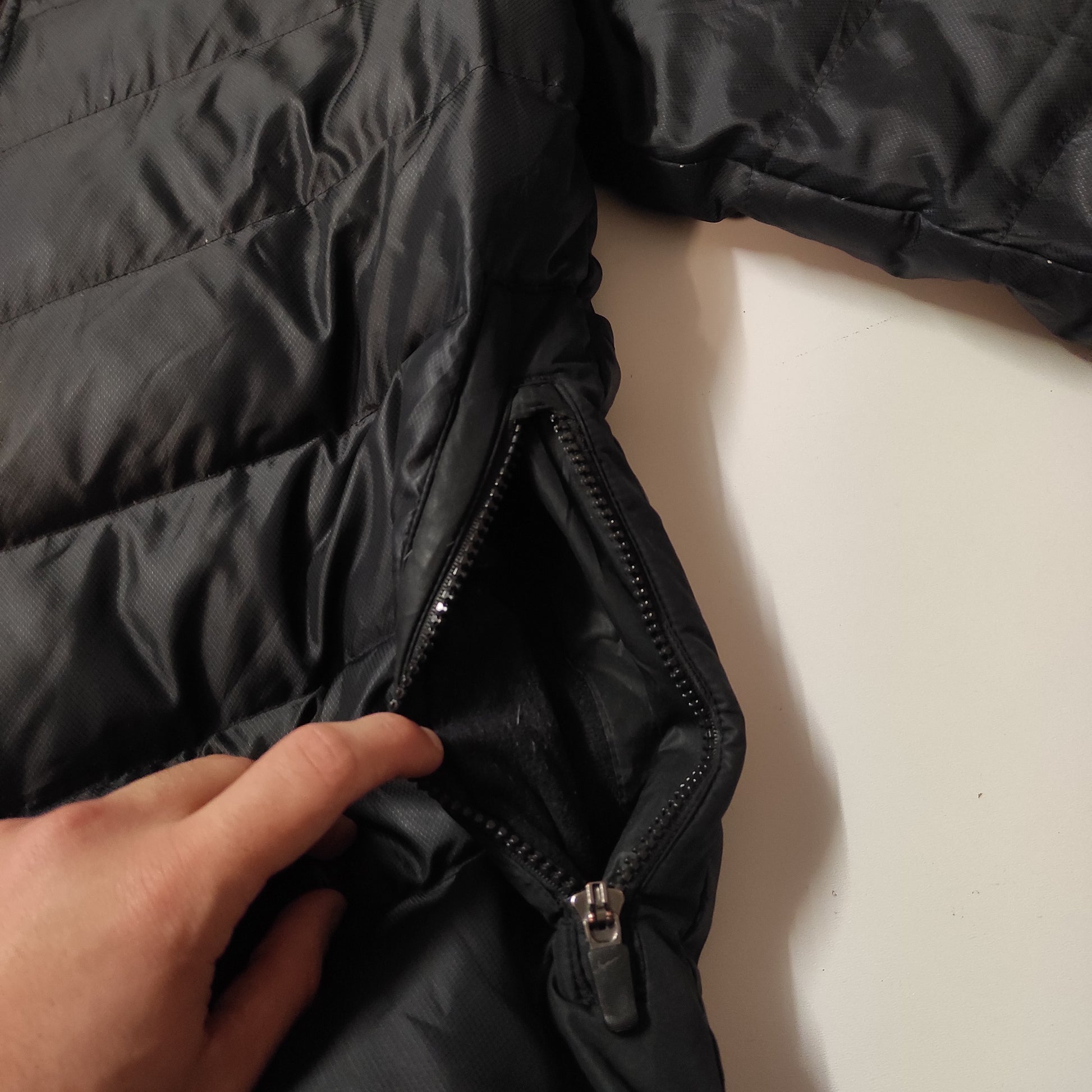 Entdecke unsere Vintage Track Pants von Nike und anderen Marken, erhältlich bei Valuxery.de - Dein Shop für trendige Vintage - Kleidung. Unsere Track Pants sind aus hochwertigen Materialien und
