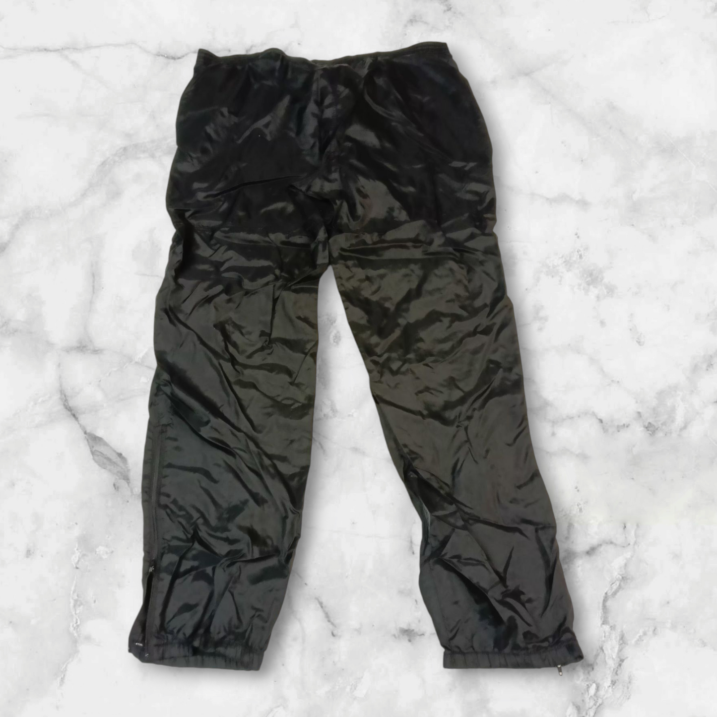 Entdecke unsere Vintage Track Pants von Nike und anderen Marken, erhältlich bei Valuxery.de - Dein Shop für trendige Vintage - Kleidung. Unsere Track Pants sind aus hochwertigen Materialien und