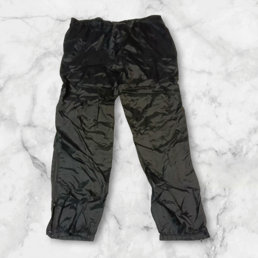 Entdecke unsere Vintage Track Pants von Nike und anderen Marken, erhältlich bei Valuxery.de - Dein Shop für trendige Vintage - Kleidung. Unsere Track Pants sind aus hochwertigen Materialien und