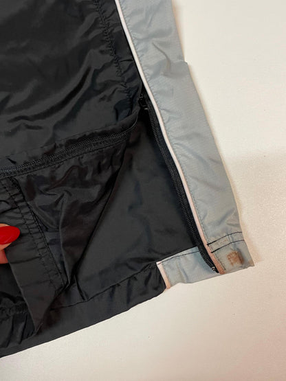 Entdecke unsere Vintage Track Pants von Nike und anderen Marken, erhältlich bei Valuxery.de - Dein Shop für trendige Vintage - Kleidung. Unsere Track Pants sind aus hochwertigen Materialien und